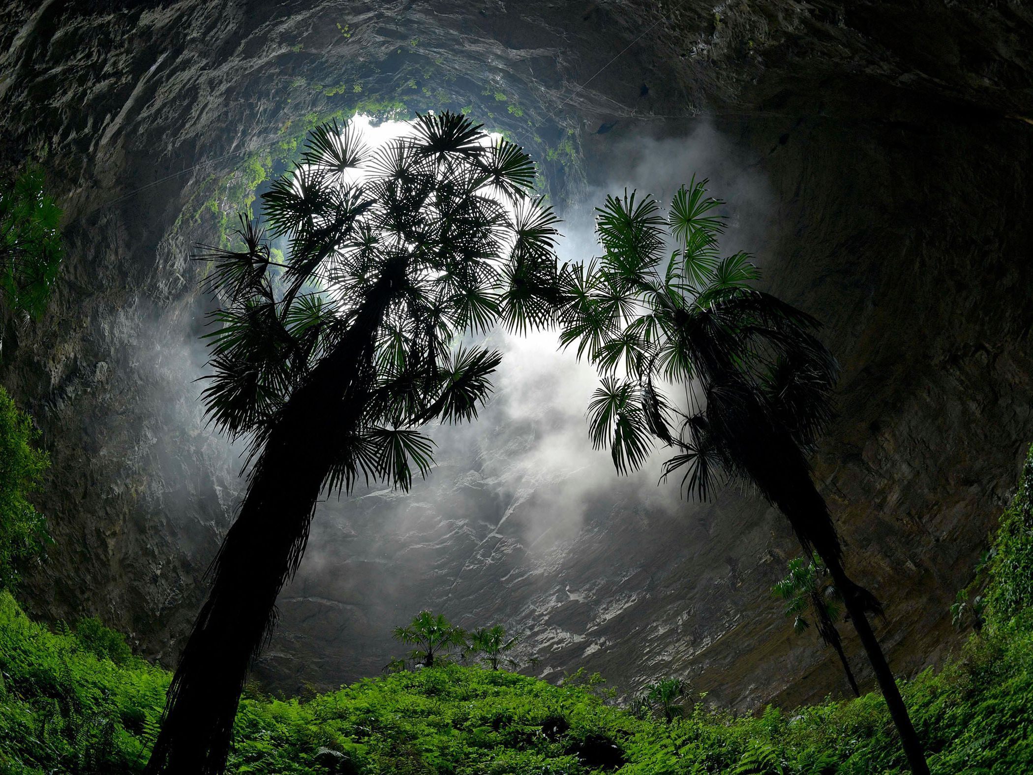 2100x1575 Giant sinkhole with a forest inside found in China