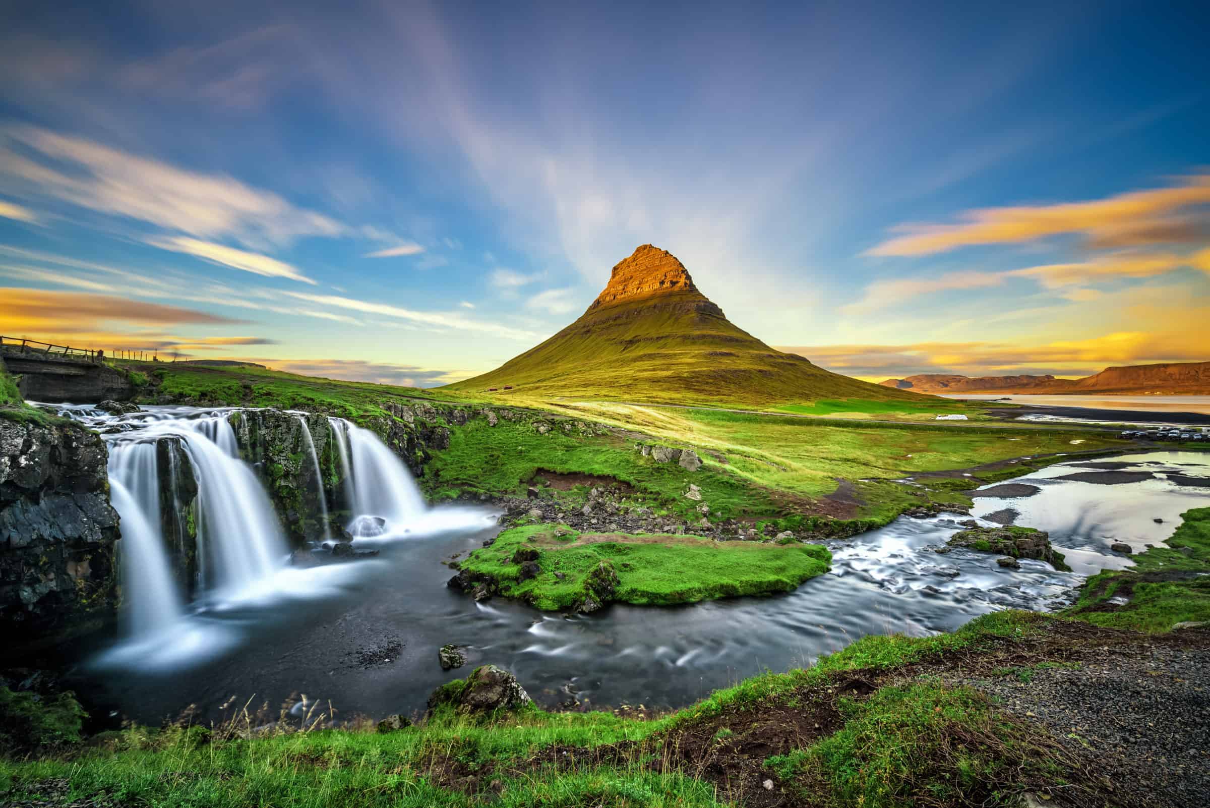 2400x1602 Kirkjufell mountain