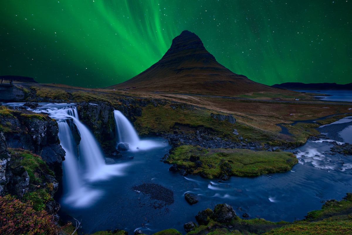 1200x800 Photo Wallpaper Kirkjufell Under A Boreal Green Sky