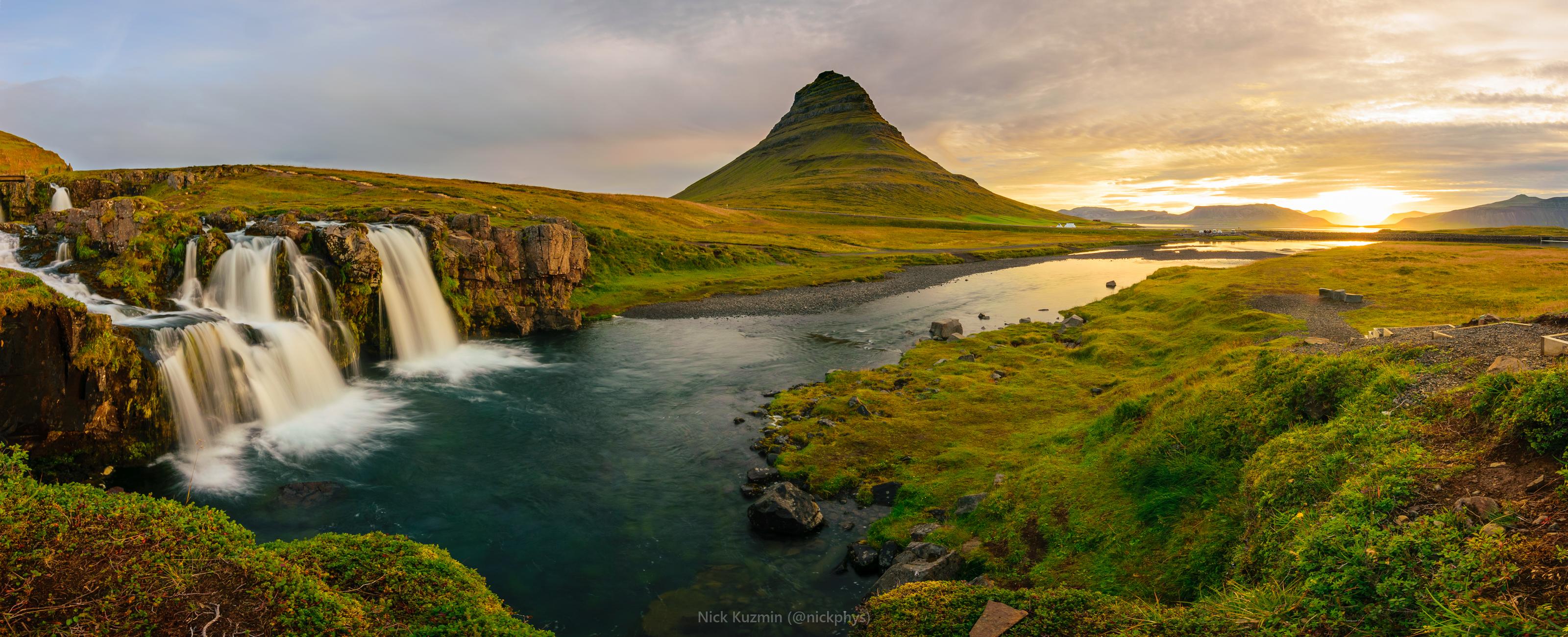 3200x1300 Iceland had landscapes straight out of fairy tales. Here's a panorama of a sunrise at Kirkjufell [OC][3200x1300]