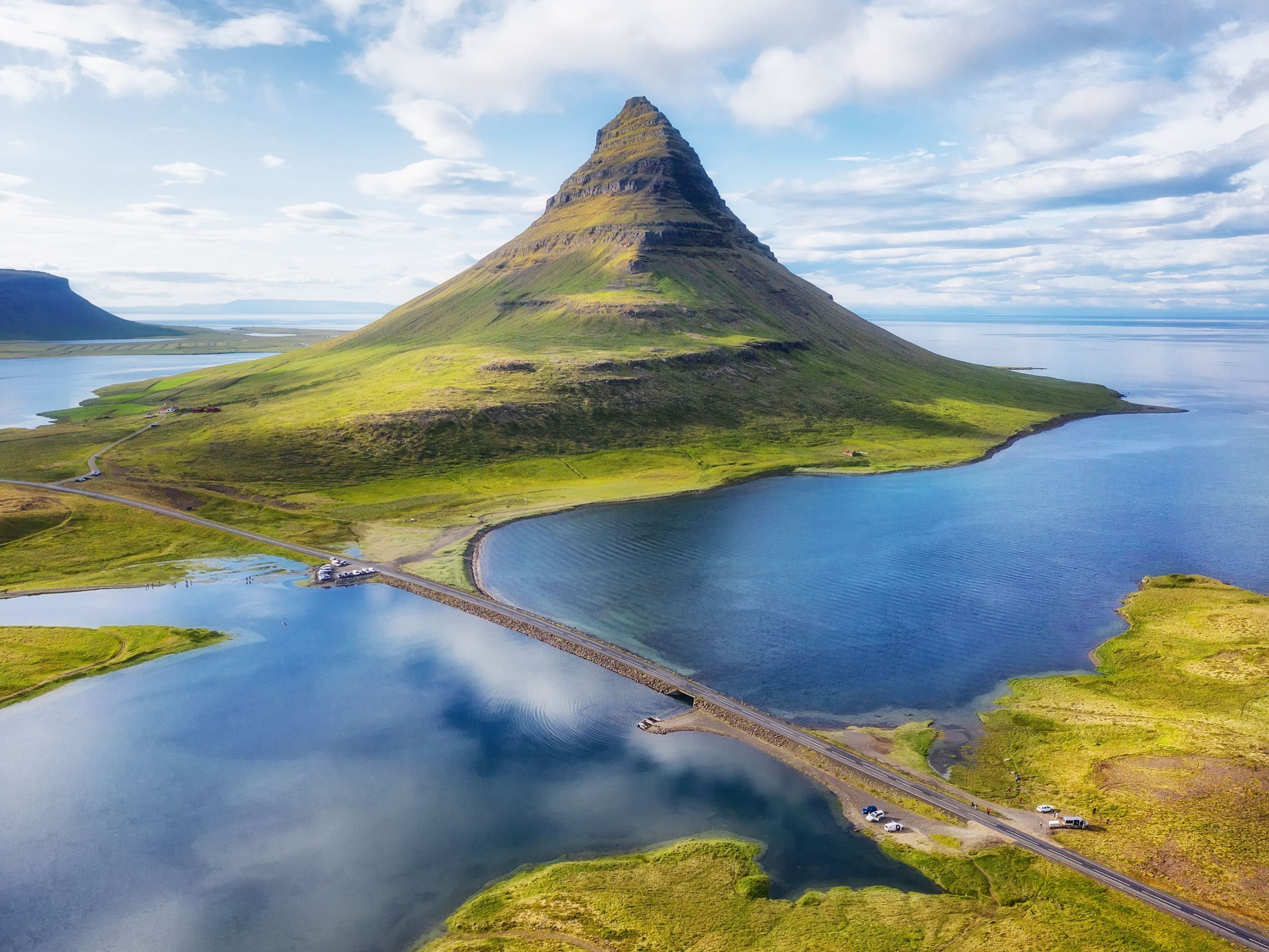 2400x1800 Kirkjufell Mountain Guide: Iceland's Most Iconic Peak