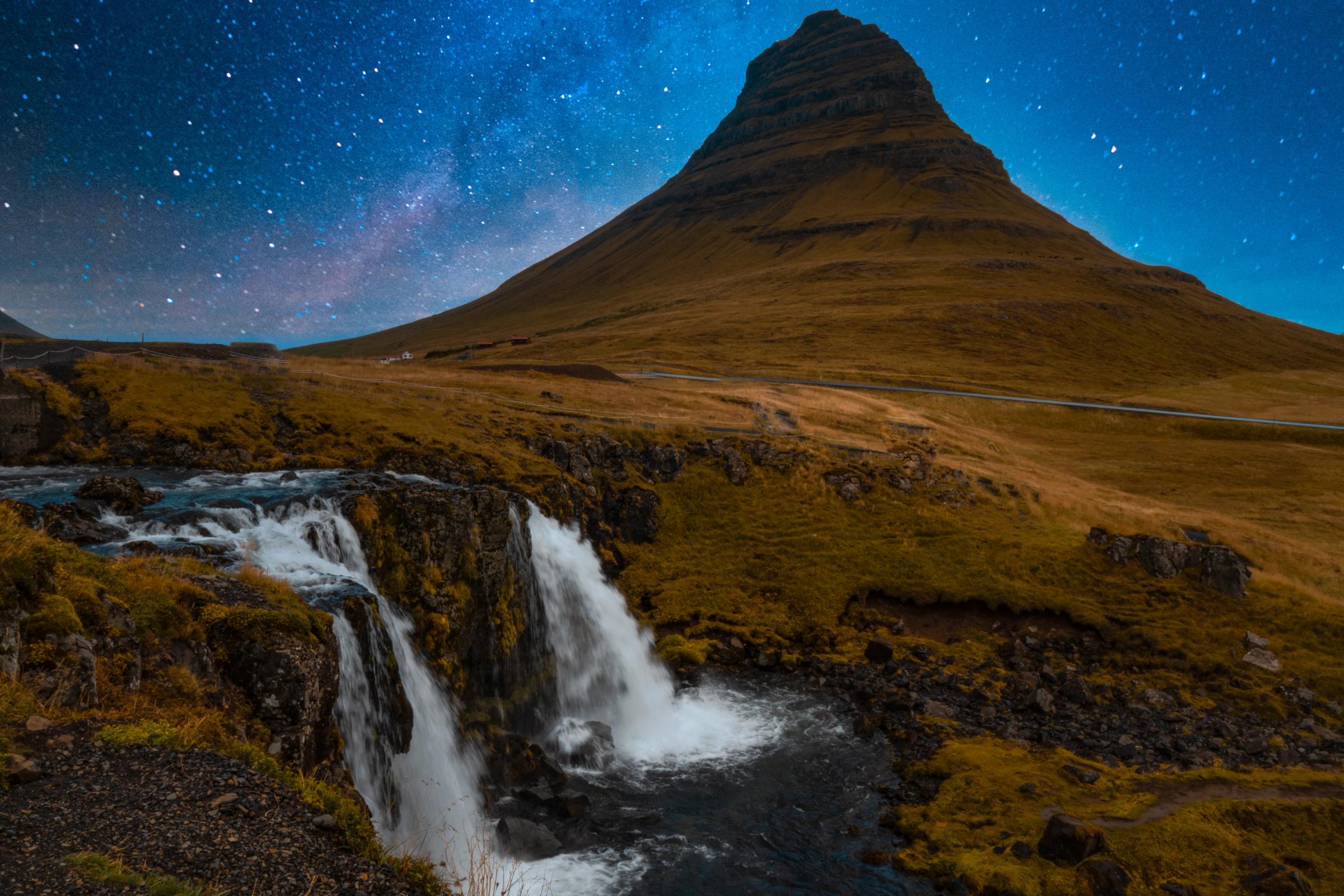 2400x1600 Kirkjufell Mountain Guide: Iceland's Most Iconic Peak