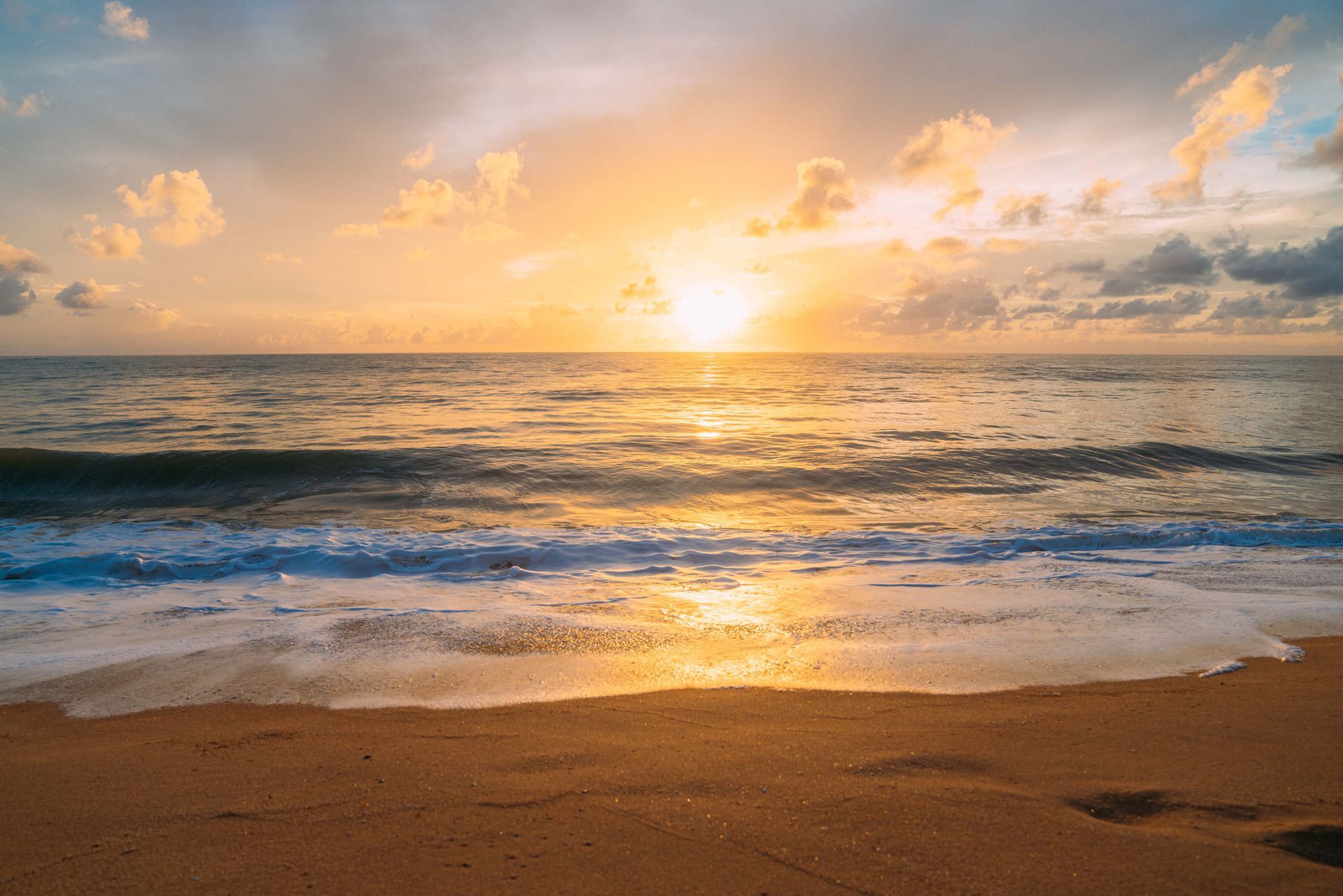 1920x1281 Calming sea