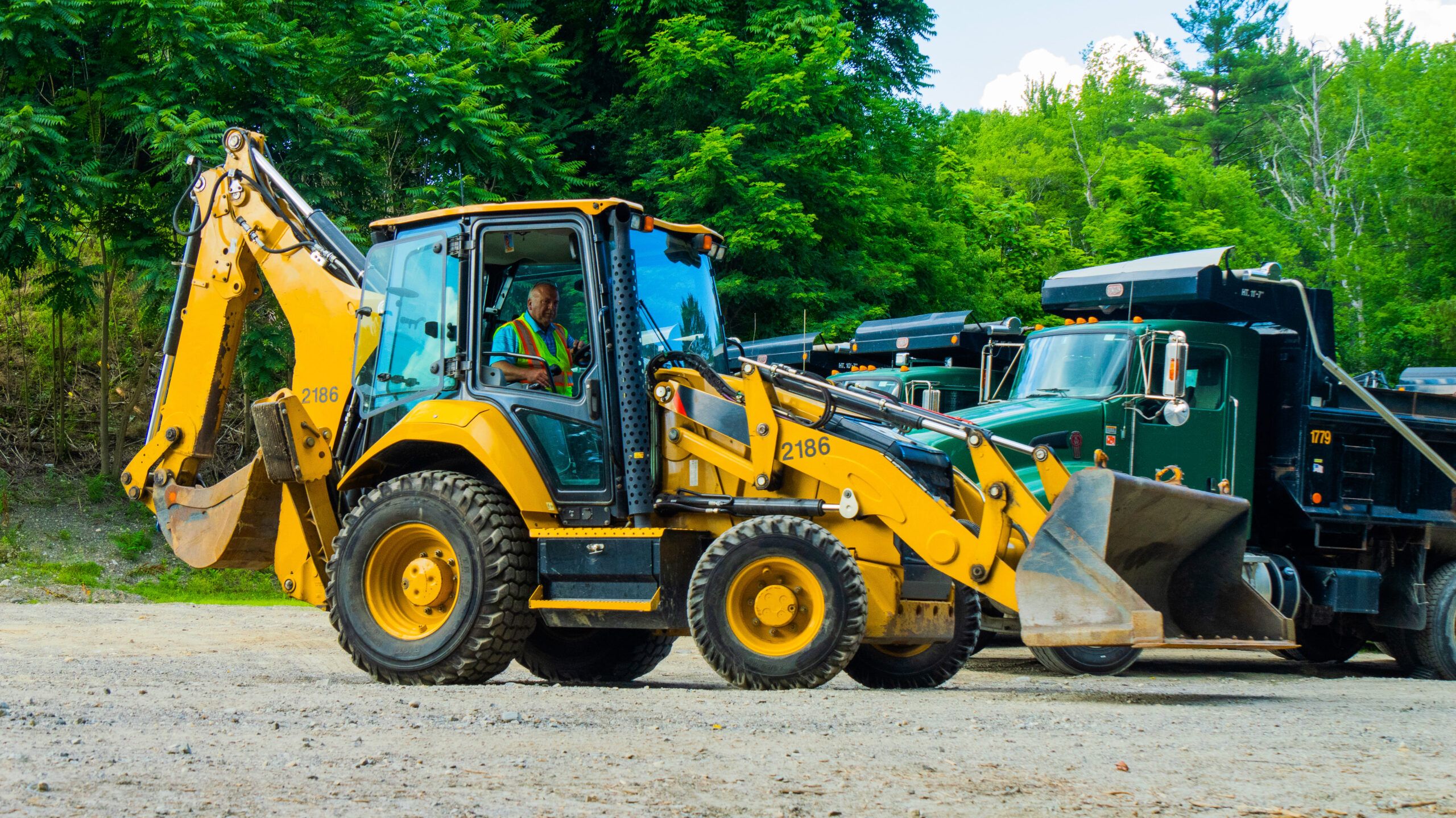 2560x1440 The Backhoe Loader: Yesterday's Earthmoving Machine for Tomorrow's Projects
