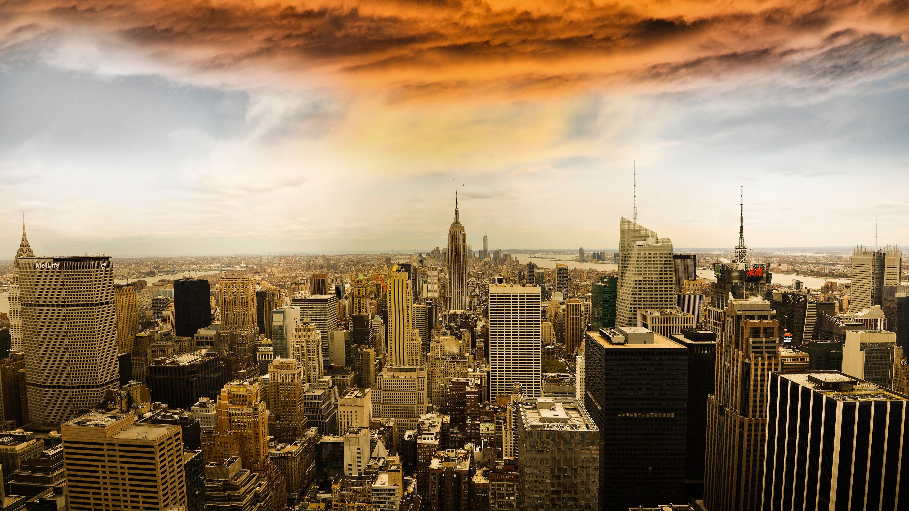 3840x2160 Manhattan Skyline 4K Ultra HD: Urban Majesty in Golden Lightx2160