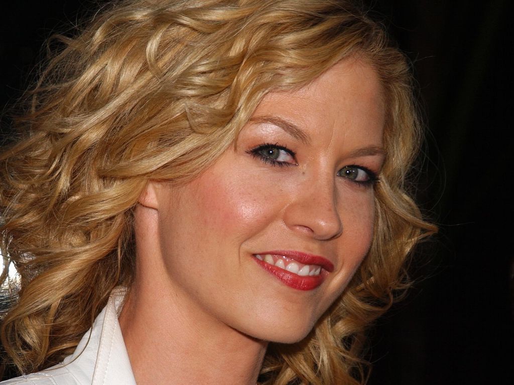 1024x768 Jenna Elfman Joins Growing Up Fisher
