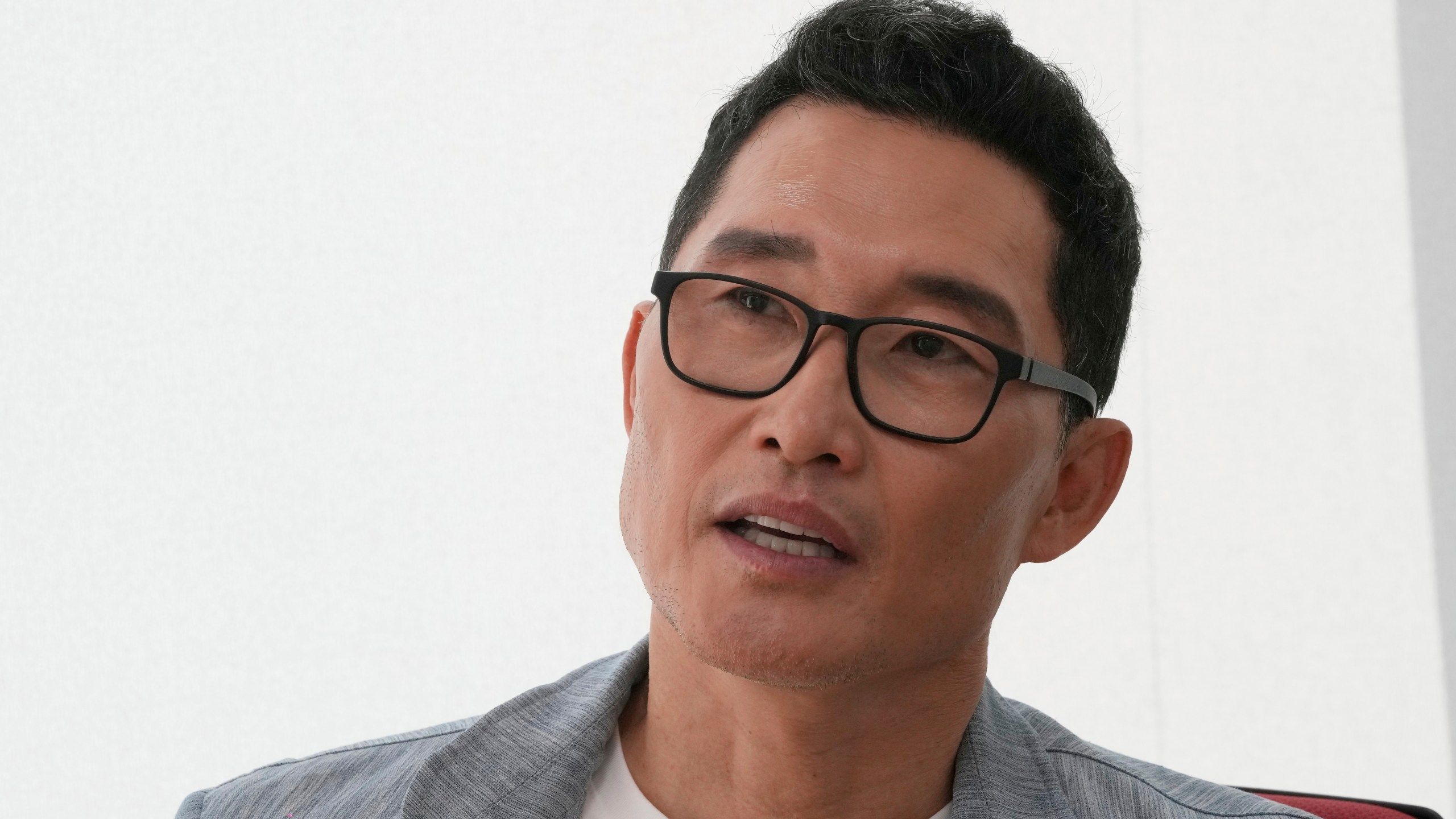 2560x1440 Daniel Dae Kim Is Still Waiting For His Rom Com Moment. In The Meantime, There's 'Butterfly'