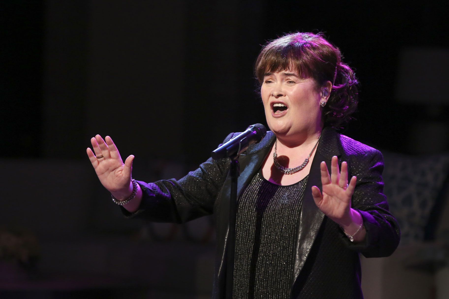 1825x1217 See Susan Boyle's Wavy, Honey Blonde Bob Haircut & New Bangs