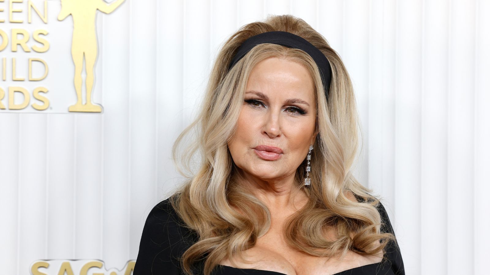 1600x900 Jennifer Coolidge Uses This Two Toned Kitchen Color Technique. Homes And Gardens
