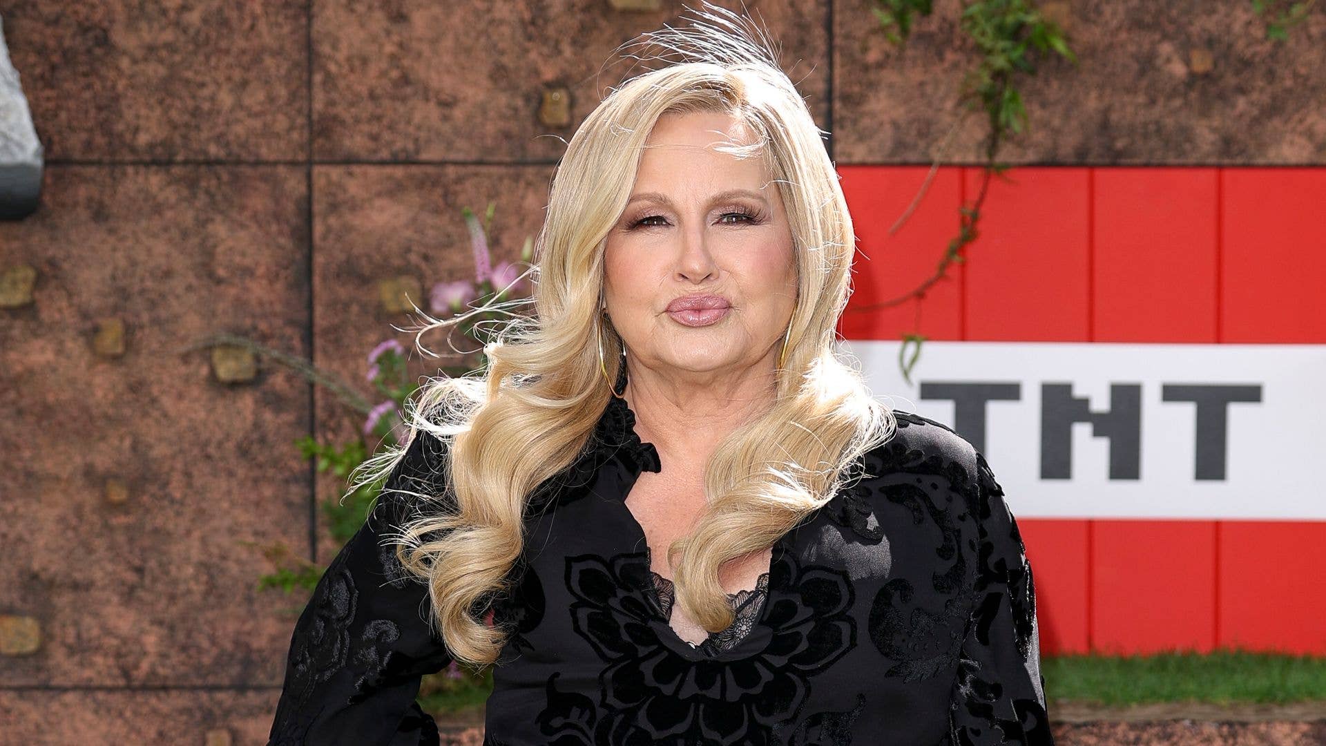 1920x1080 The enduring appeal of Jennifer Coolidge's bombshell style