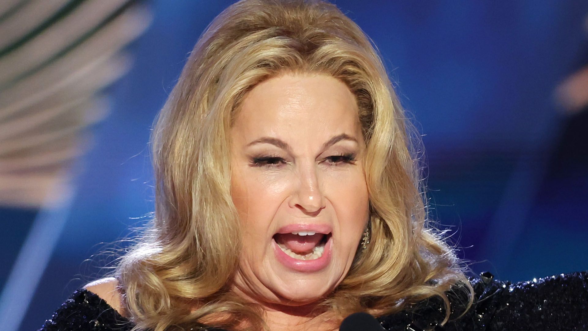 1920x1080 Jennifer Coolidge stuns Golden Globes crowd as she drops major NSFW blunders and gets censored in wild acceptance speech