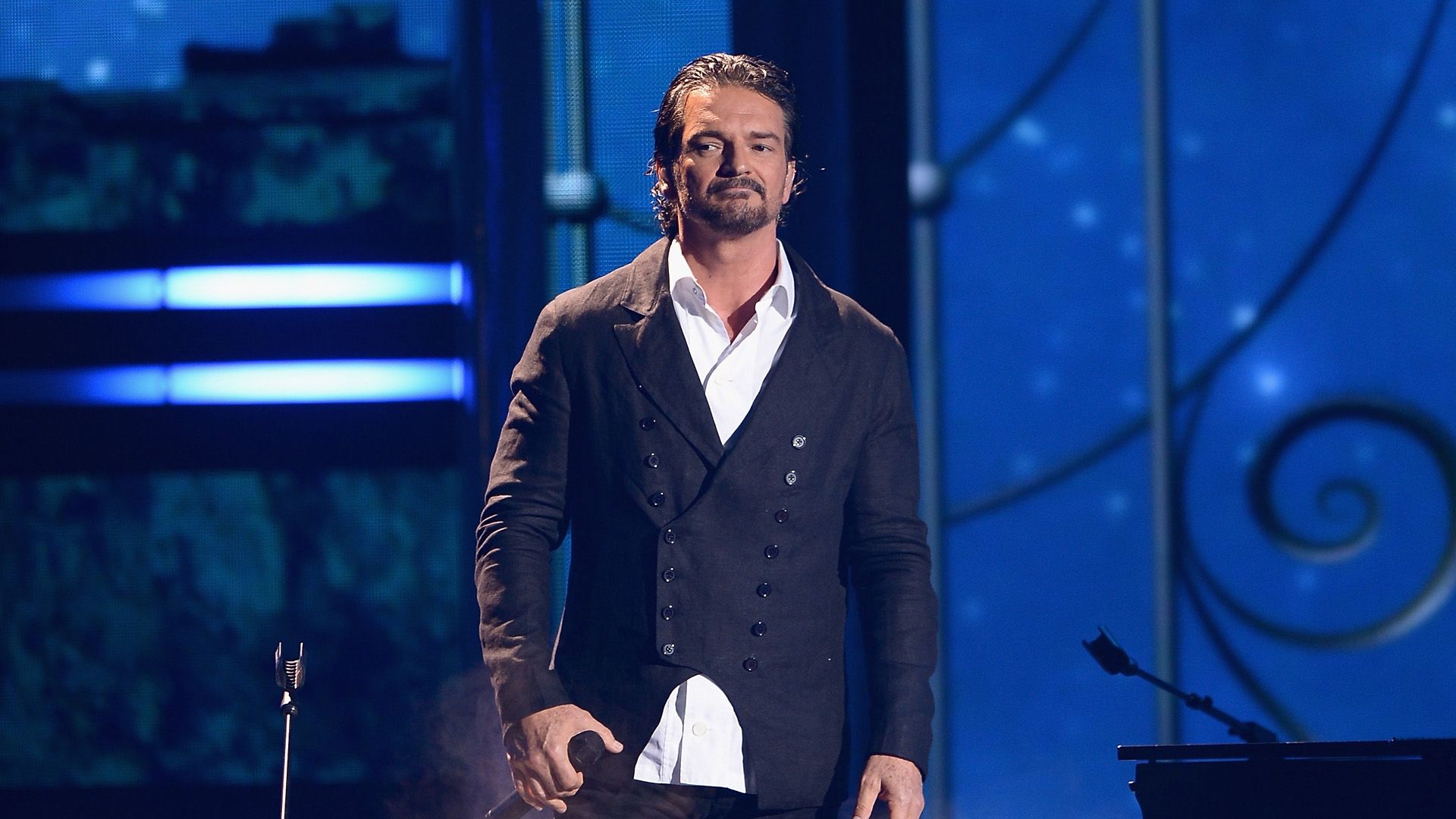 1920x1080 Ricardo Arjona anuncia la fecha de lanzamiento de su nuevo álbum Circo Soledad