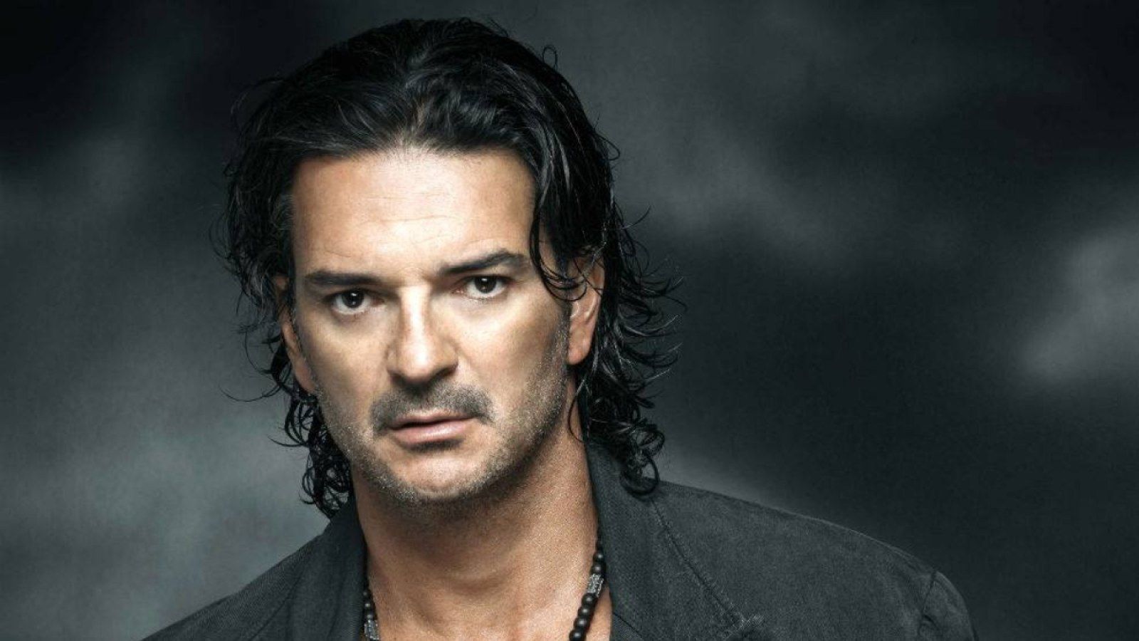 1600x900 Tras preocupar a los fans con su retiro, Ricardo Arjona regresa con un disco muy personal