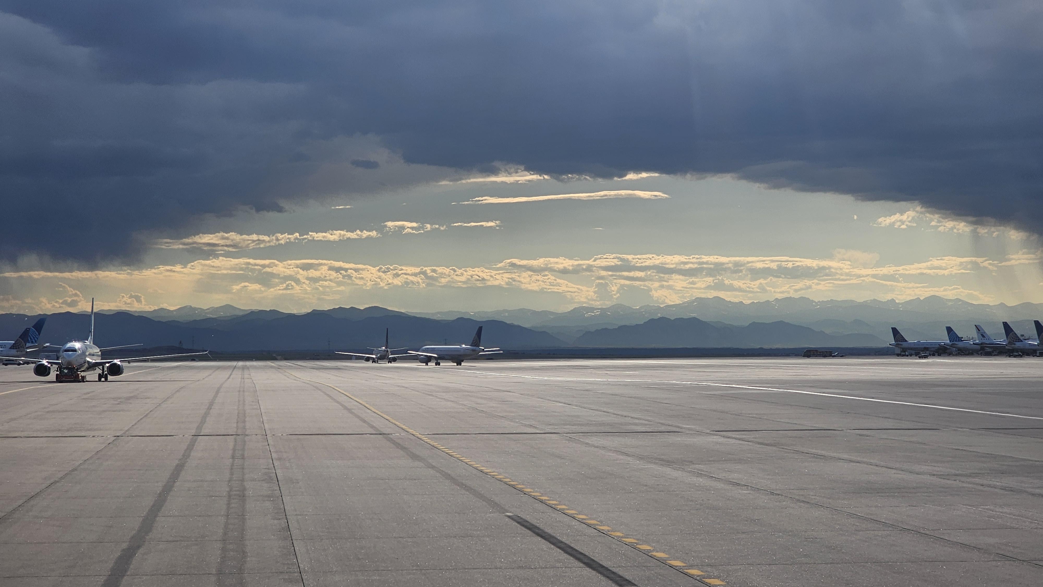 4000x2252 View from my flight into Denver. Love those mountains
