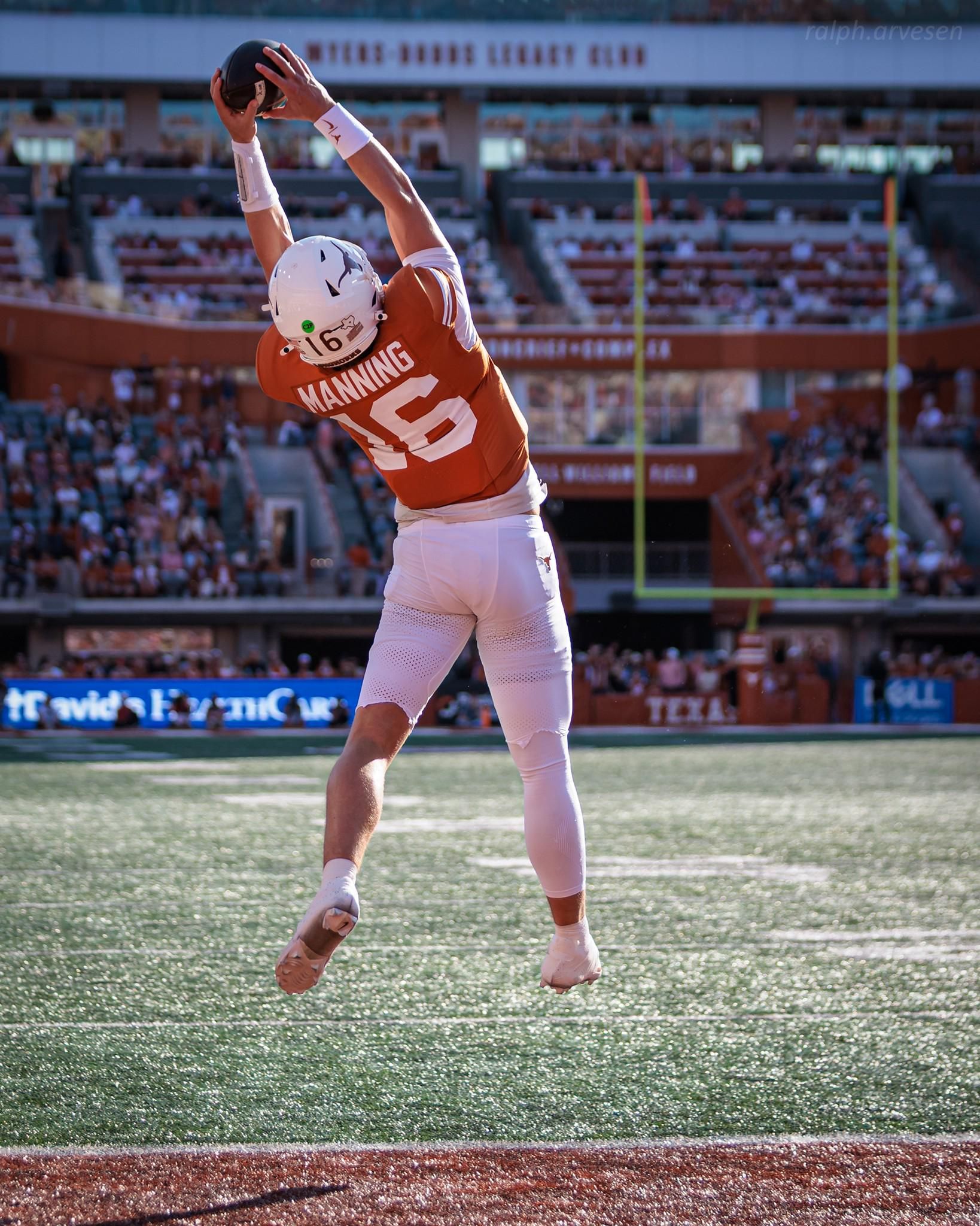 1638x2048 Arch Manning catching a reverse pass for touchdown at the football game between the Texas Longhorns and Arkansas Razorbacks