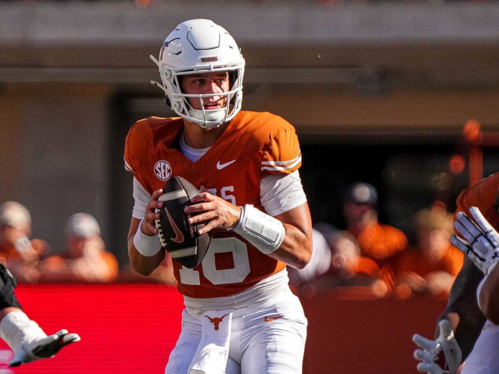 1600x1200 Texas Longhorns QB Arch Manning Goes Viral For Very Un Manning Like Celebration After Impressive TD