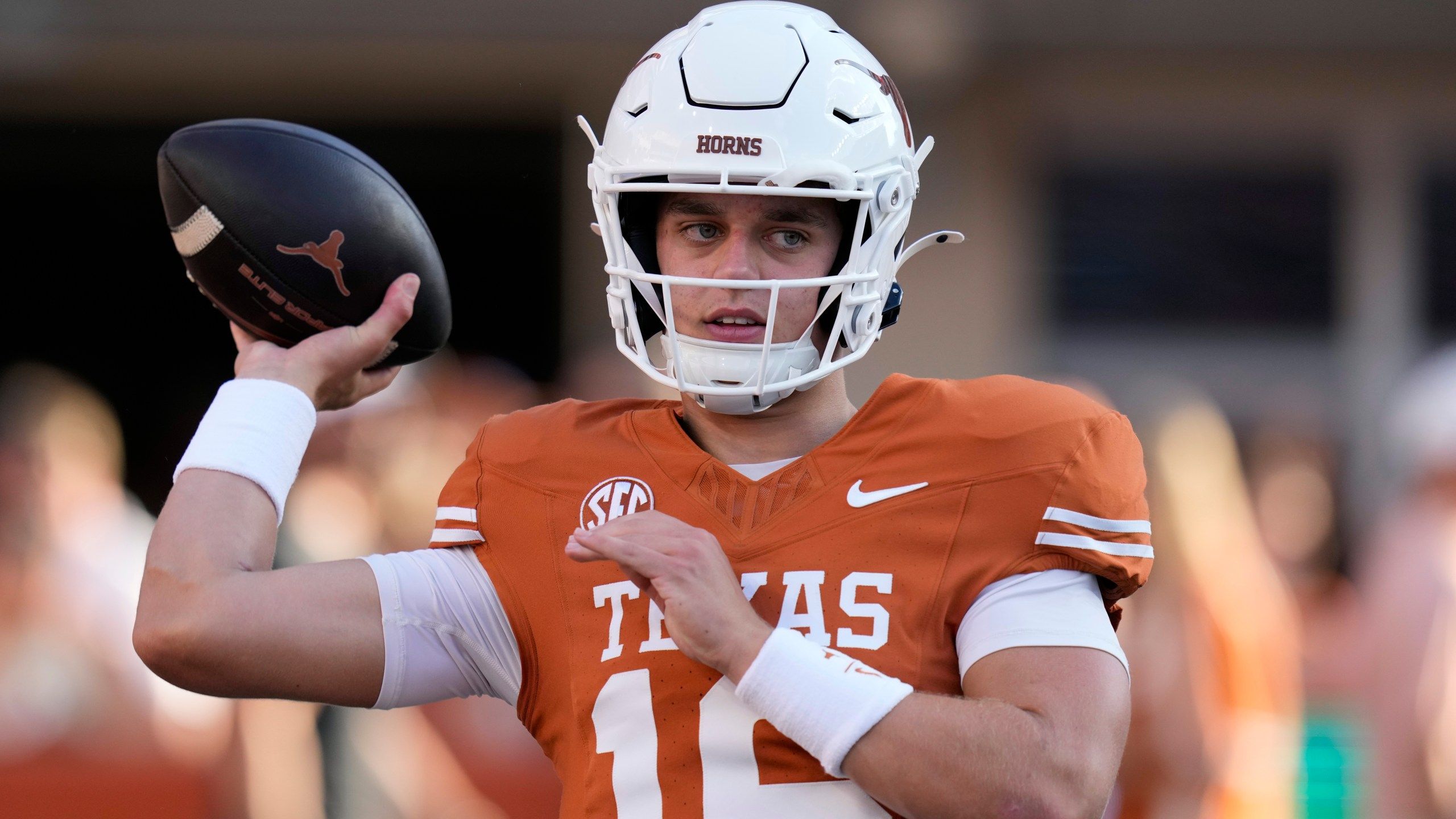 2560x1440 Arch Manning gets second career start for No. 1 Texas as Ewers continues to recover from injury