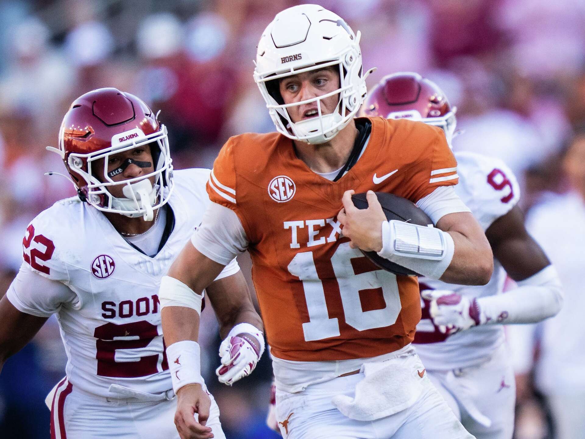 1920x1440 Texas QB Arch Manning shows 'gumption' in Red River Rivalry