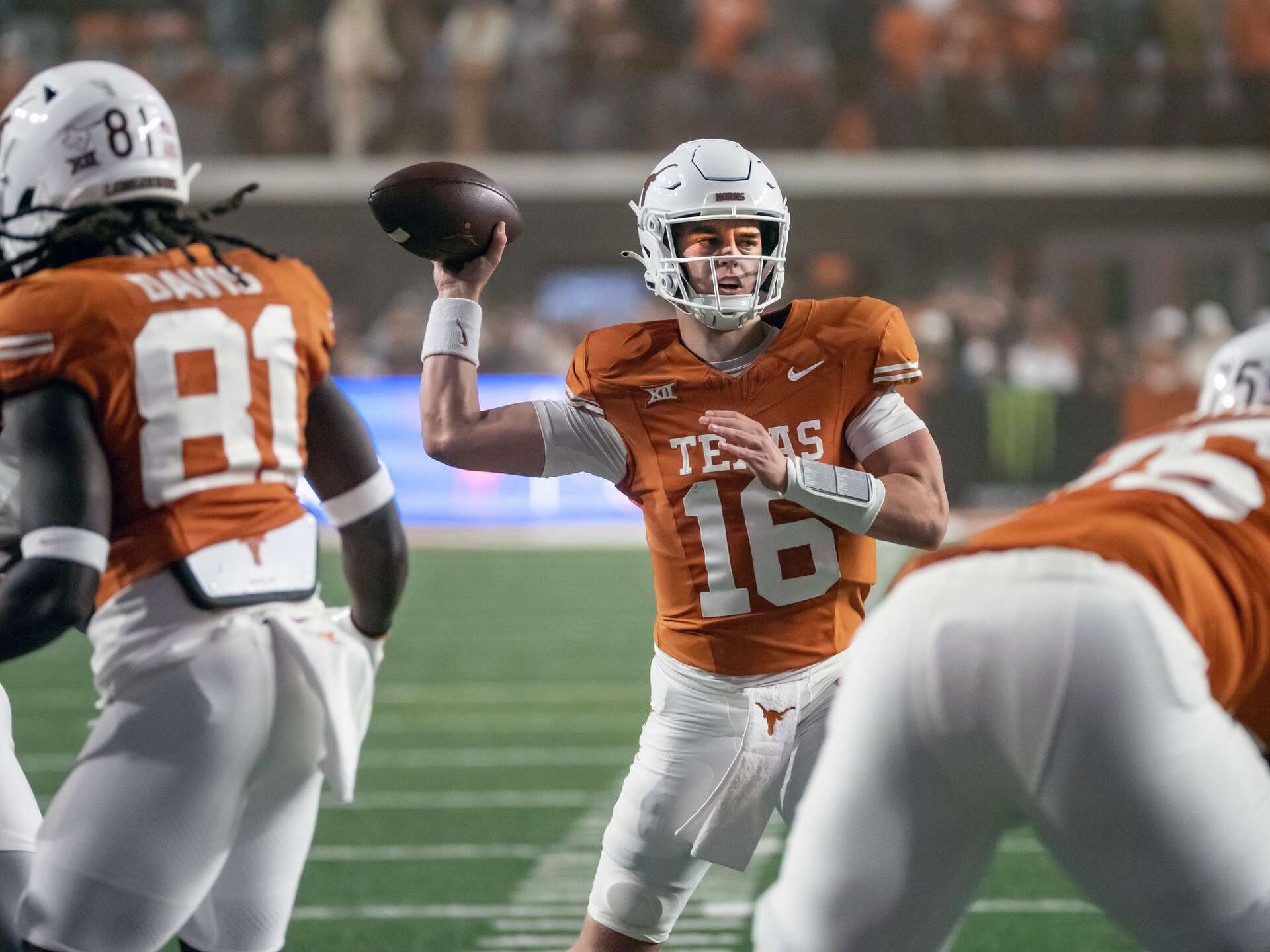 1920x1440 Arch Manning makes Longhorns debut, Texas fans roar after scramble