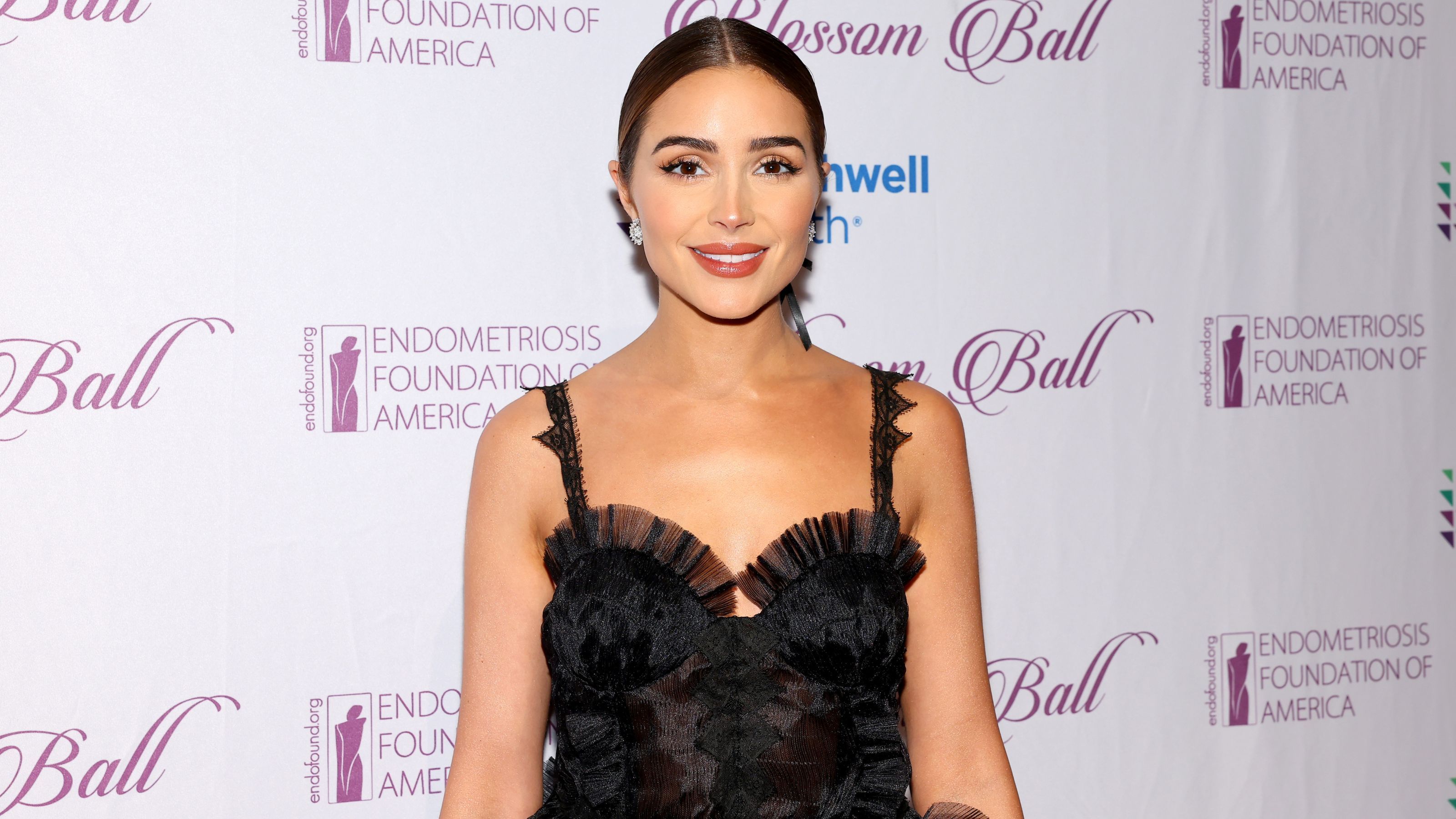 3200x1800 Olivia Culpo's living room is refined and minimalistic