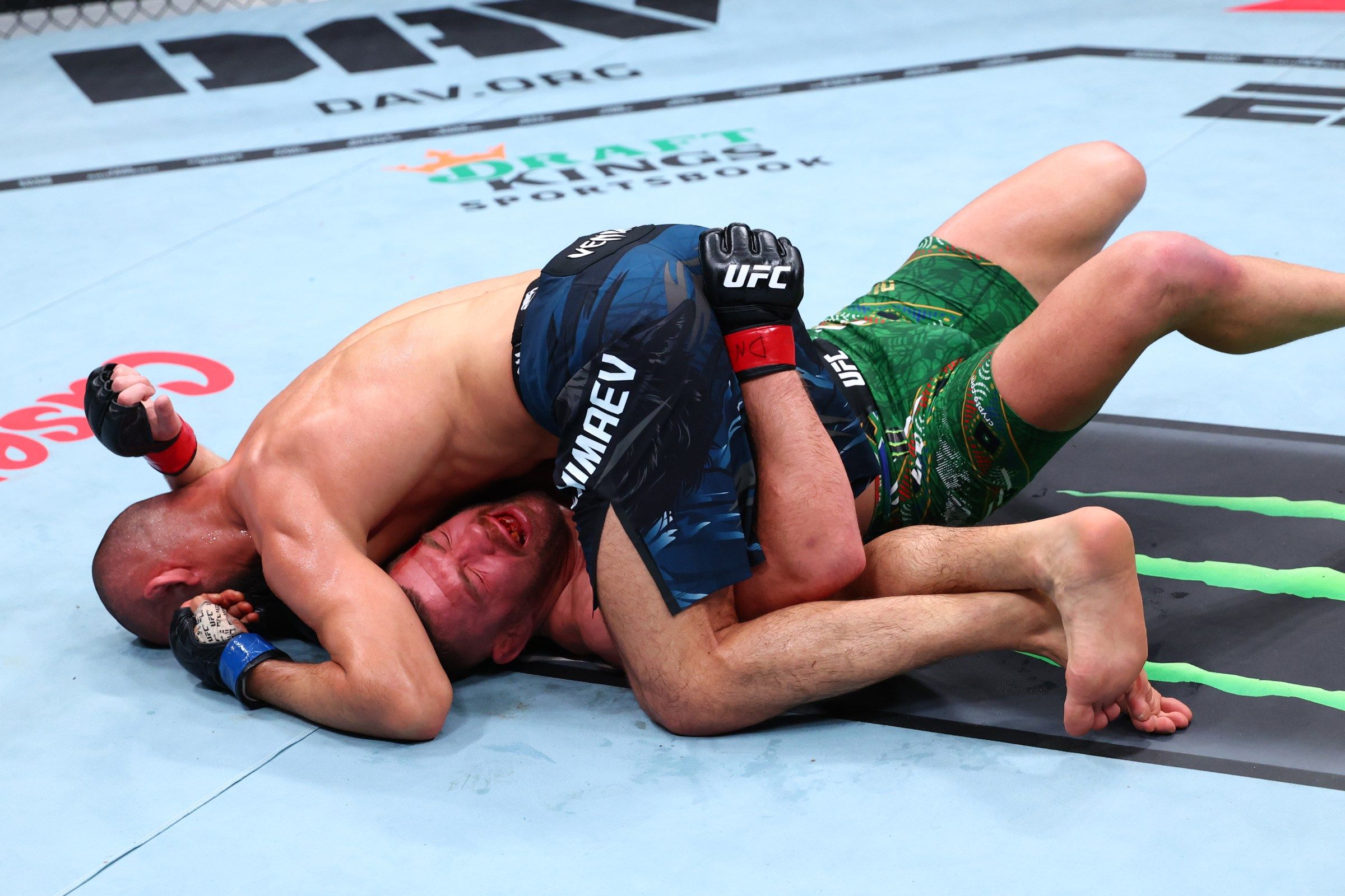2400x1600 Dricus du Plessis only needs '12 to 16 weeks' to fix wrestling defense