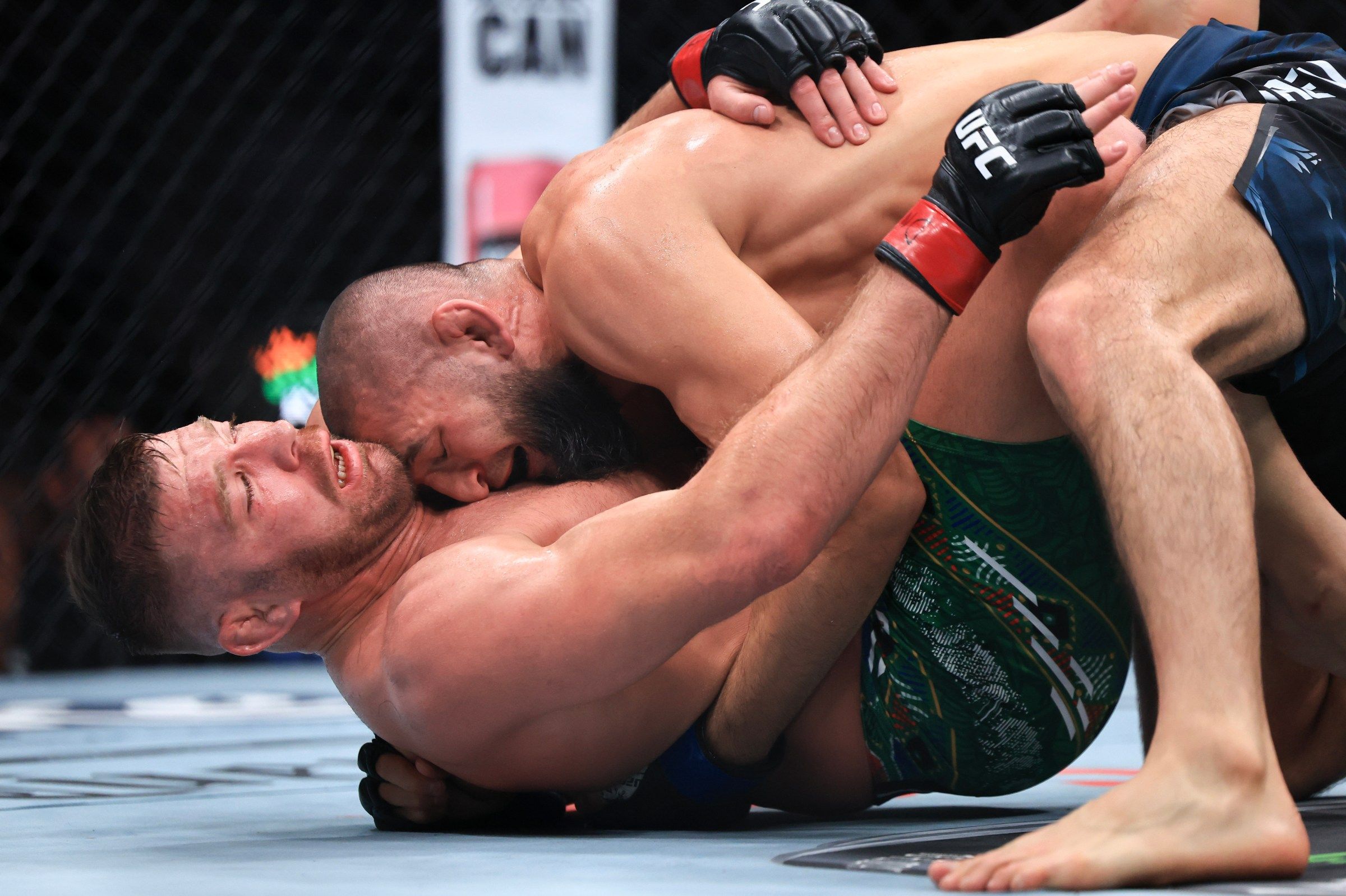 2400x1599 Dricus du Plessis only needs '12 to 16 weeks' to fix wrestling defense