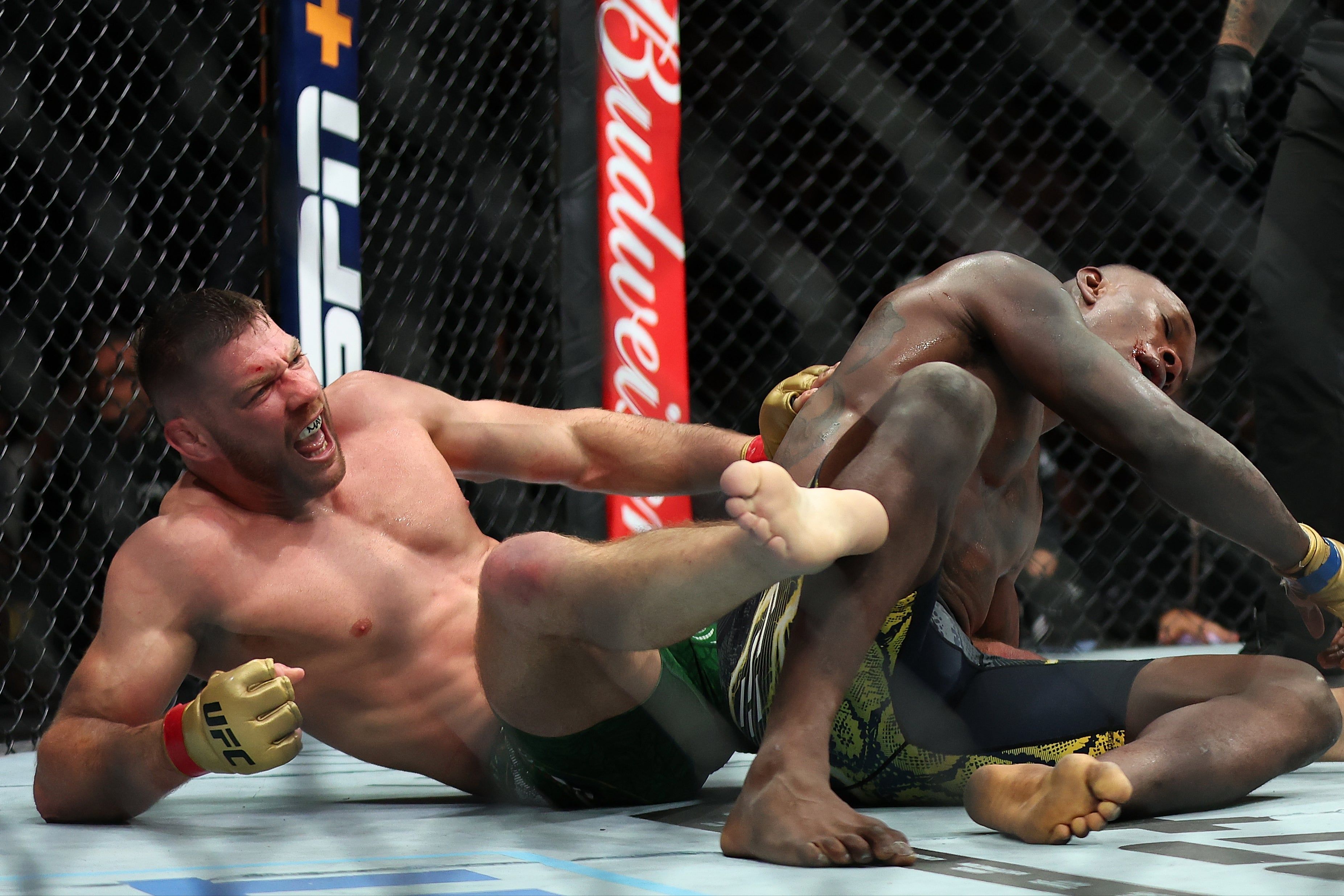 3706x2471 UFC 305: Dricus Du Plessis submits Israel Adesanya to retain title in grudge match