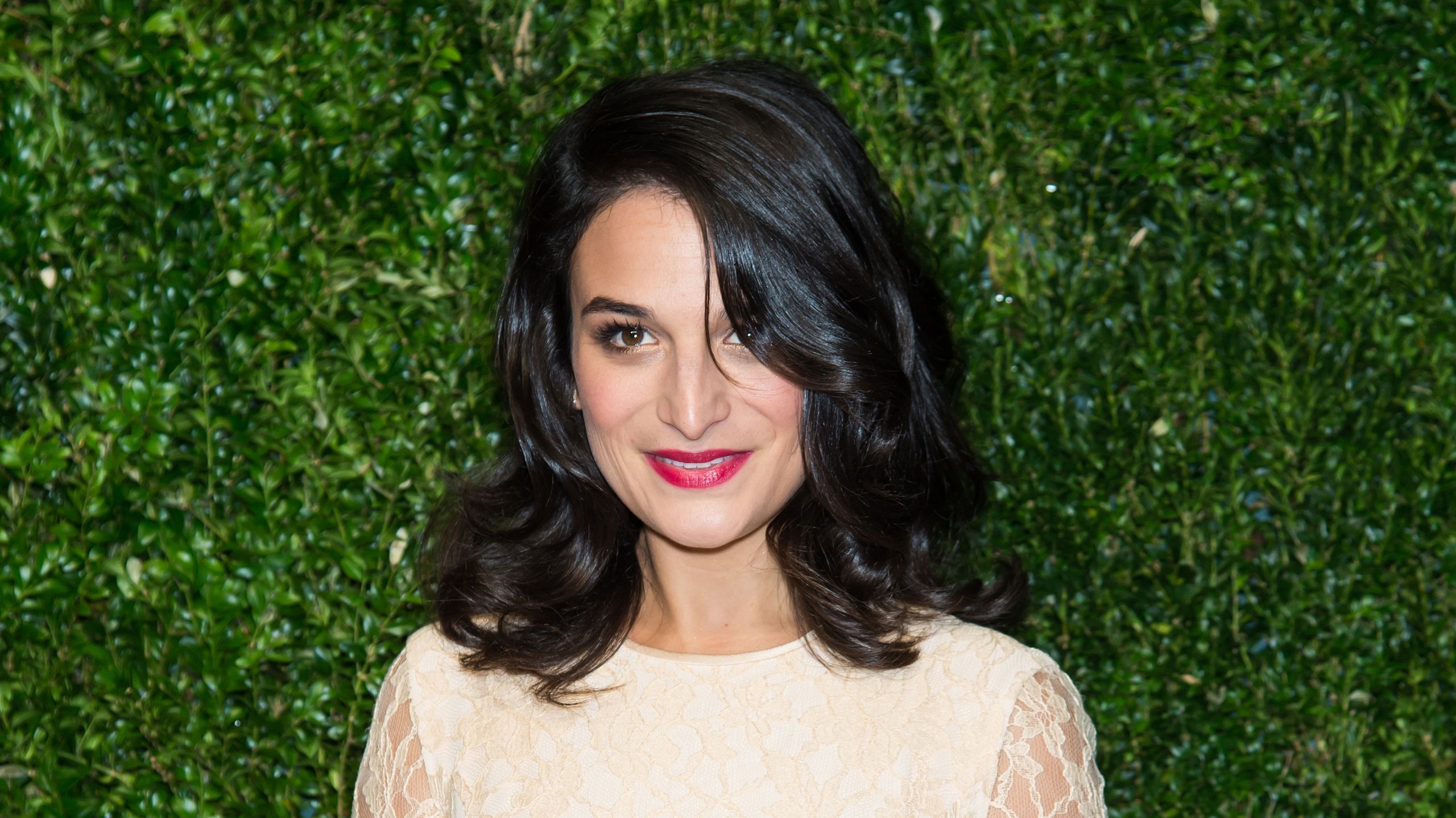 2560x1440 Jenny Slate Is Finally Decorating for Her Own Taste