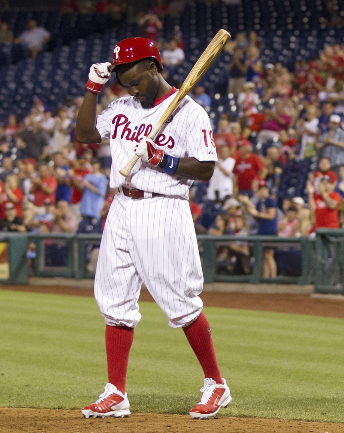 1146x1440 Tony Gwynn Jr. receives standing ovation from Phillies fans in first game following father's death