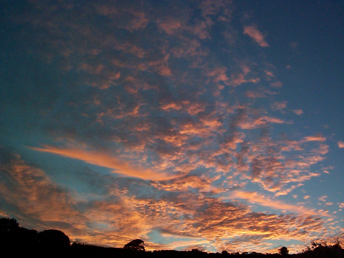 1152x864 Free image of Colorful sunset clouds in a twilight sky