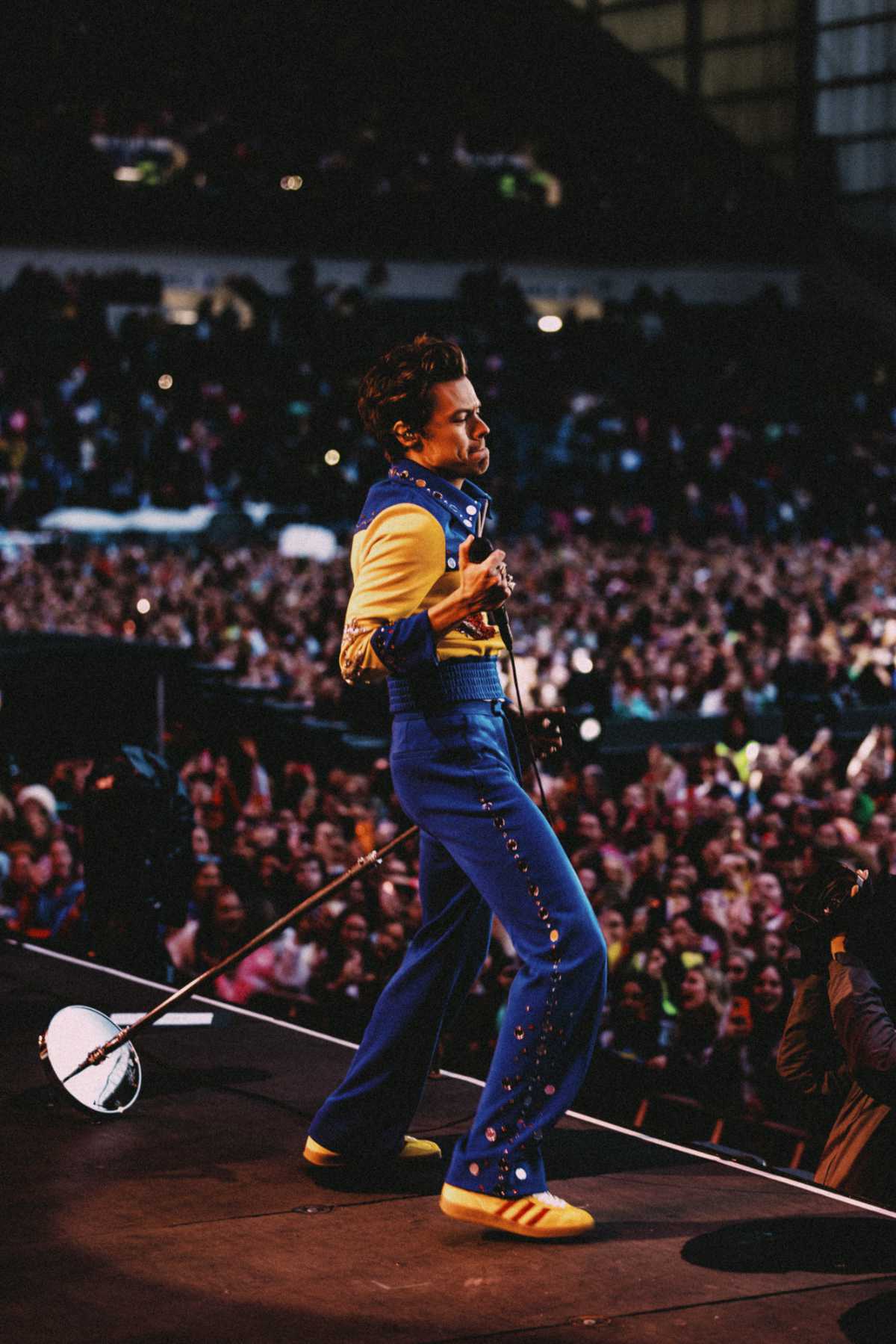 1200x1799 Gucci: Harry Styles Wearing Gucci To Perform On Stage During The 'Love On Tour' Tour