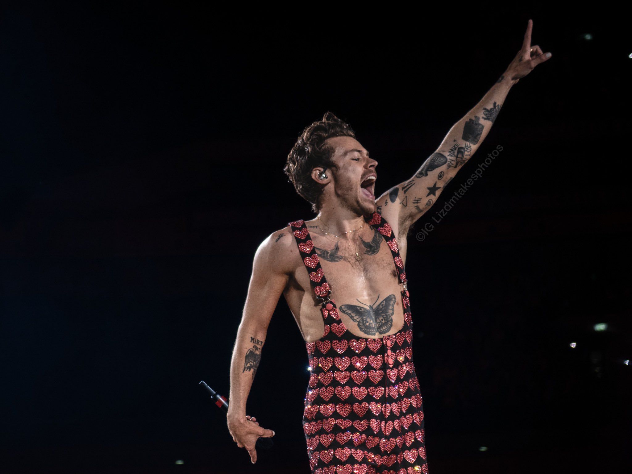 2048x1536 Harry Styles Wearing Custom Gucci On Stage For Love On Tour (2022 2023)