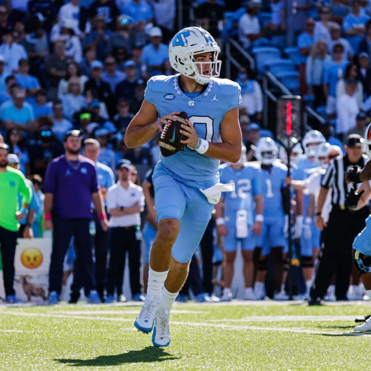 1200x1200 Download Quarterback Drake Maye In Action Wallpaper