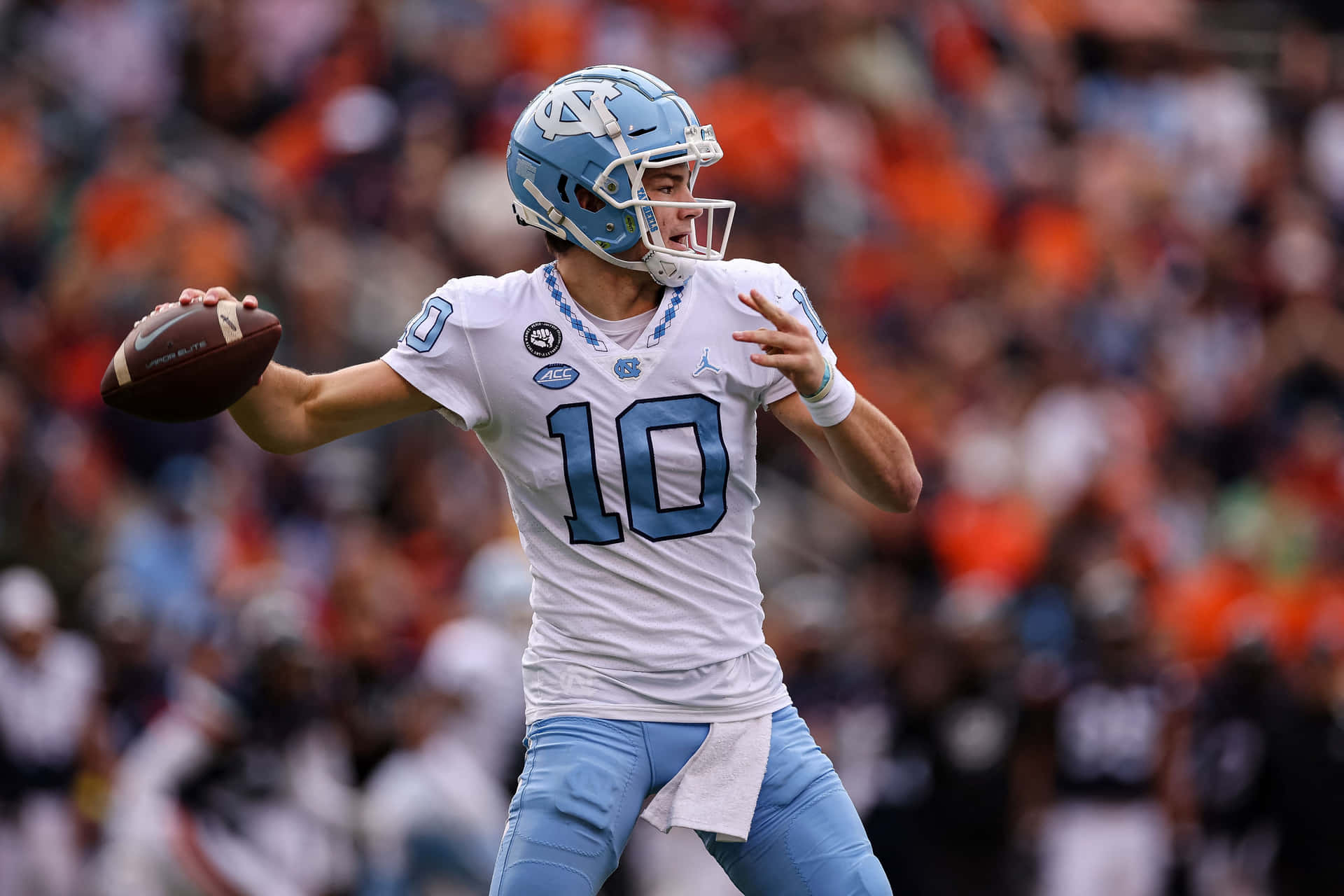 1920x1280 Download Quarterback Drake Maye Action Shot Wallpaper