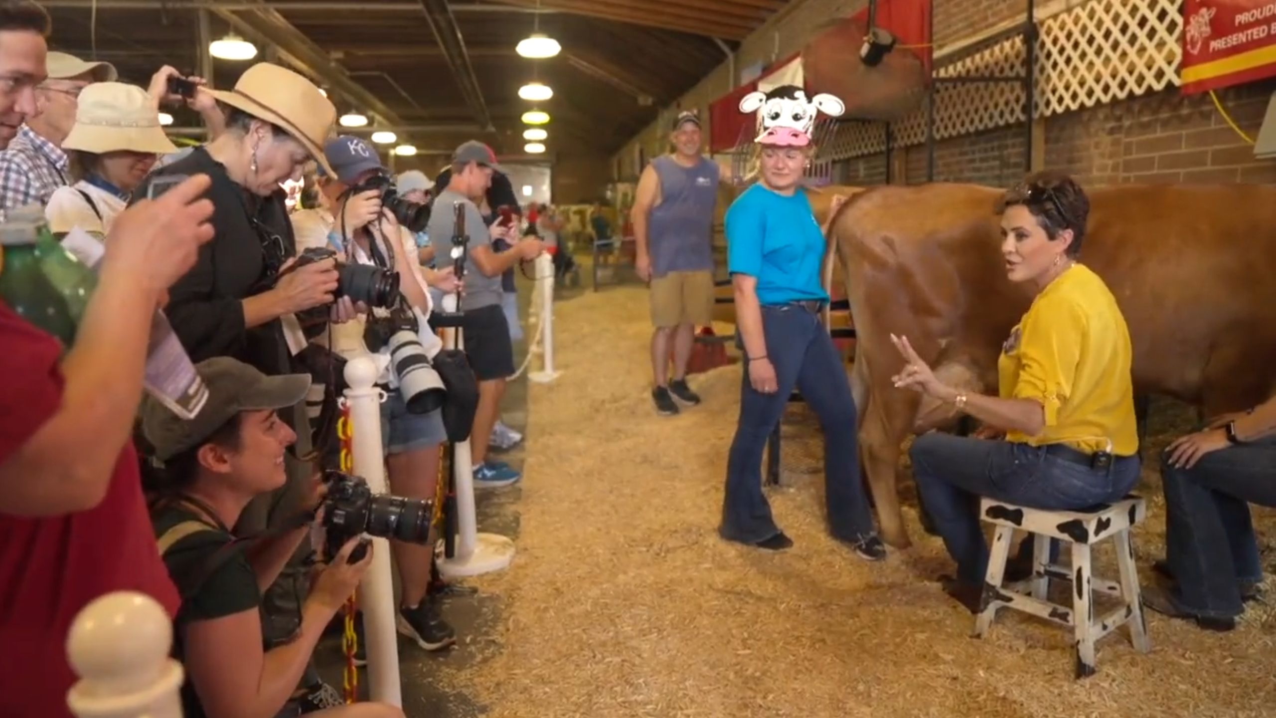 2560x1440 Kari Lake Challenges NYT Photographer To Milk A Bull