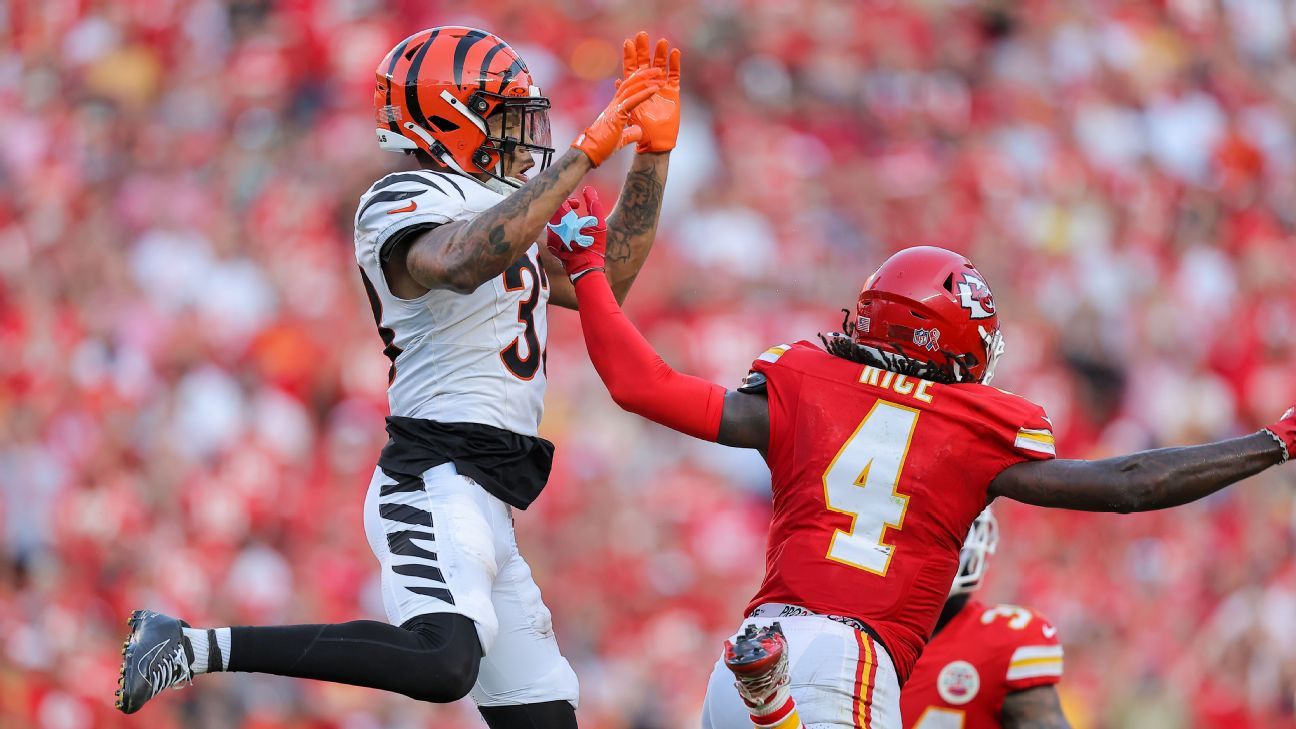 1296x729 Bengals' Daijahn Anthony makes penalty vs. Chiefs phone wallpaper