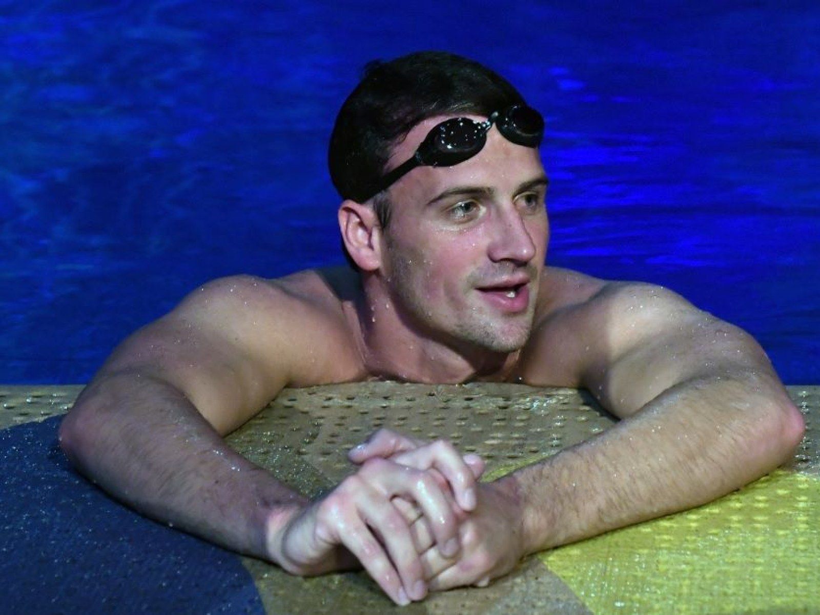 1600x1200 Who Is Kayla Rae Reid? Ryan Lochte Instagrams Underwater Baby Bump Picture Of Pregnant Fiancée