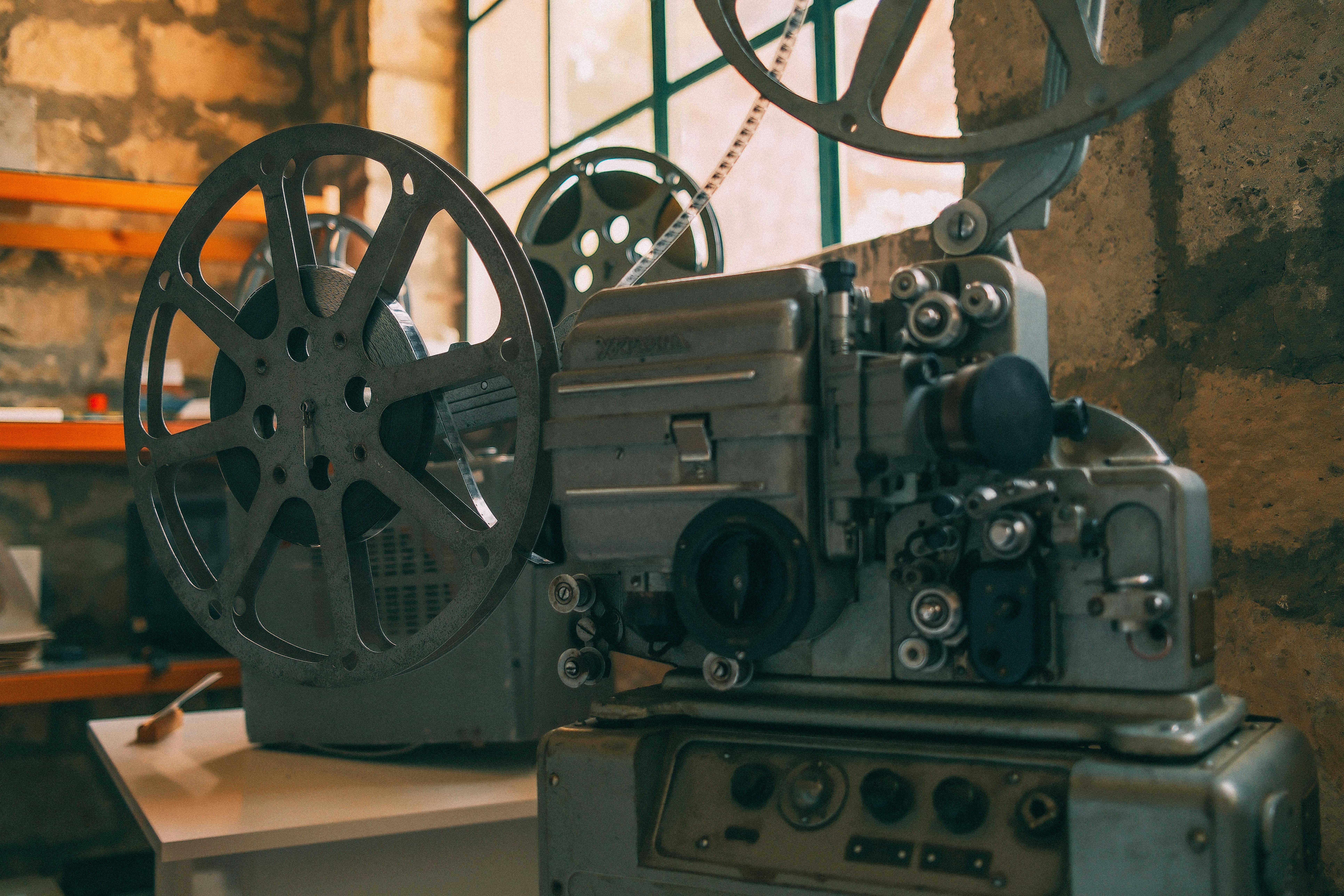 7728x5152 Vintage Film Projector in Rustic Setting · Free