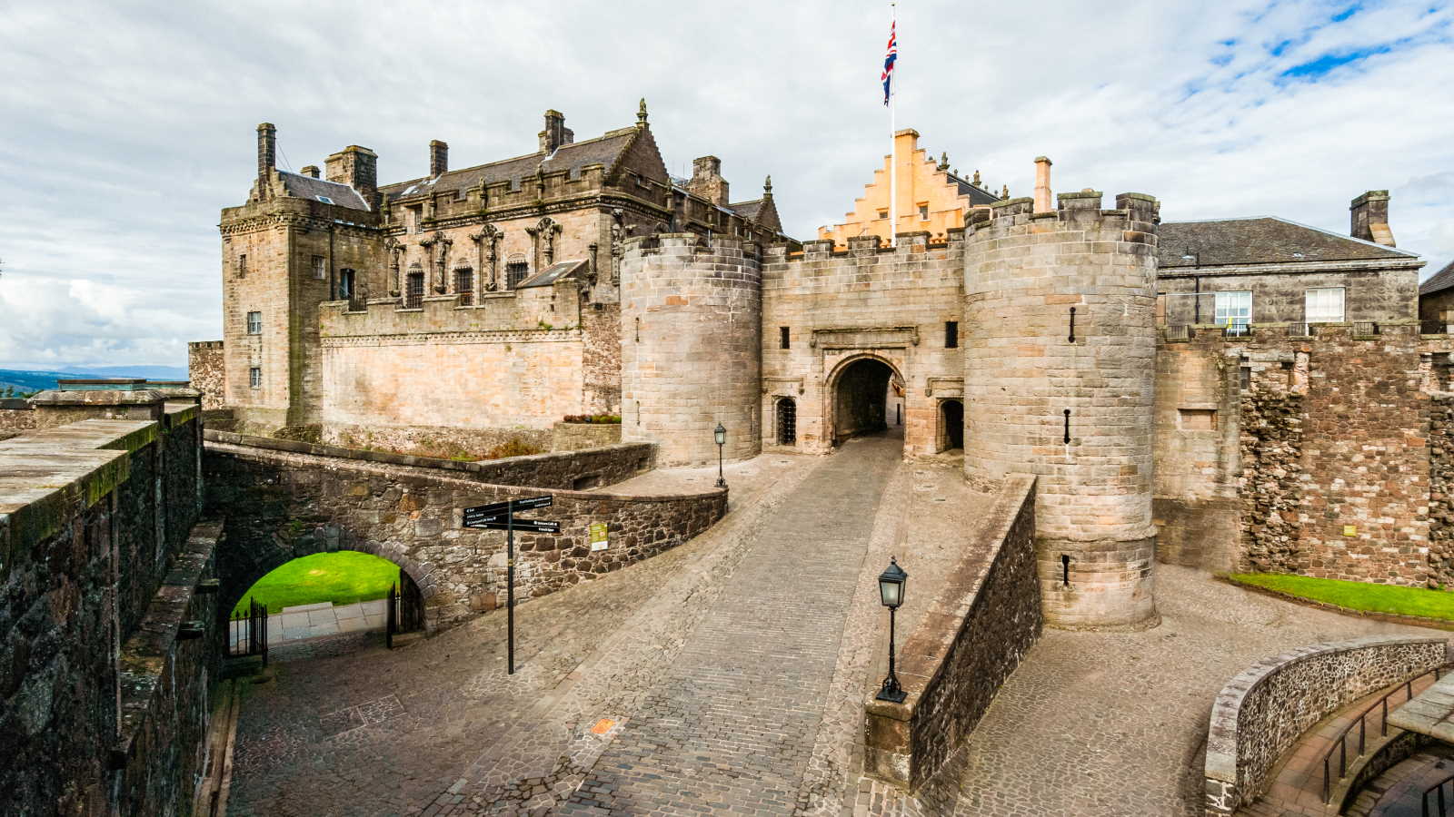 1600x900 Tours visiting Stirling Castle, Scotland. Wendy Wu Tours