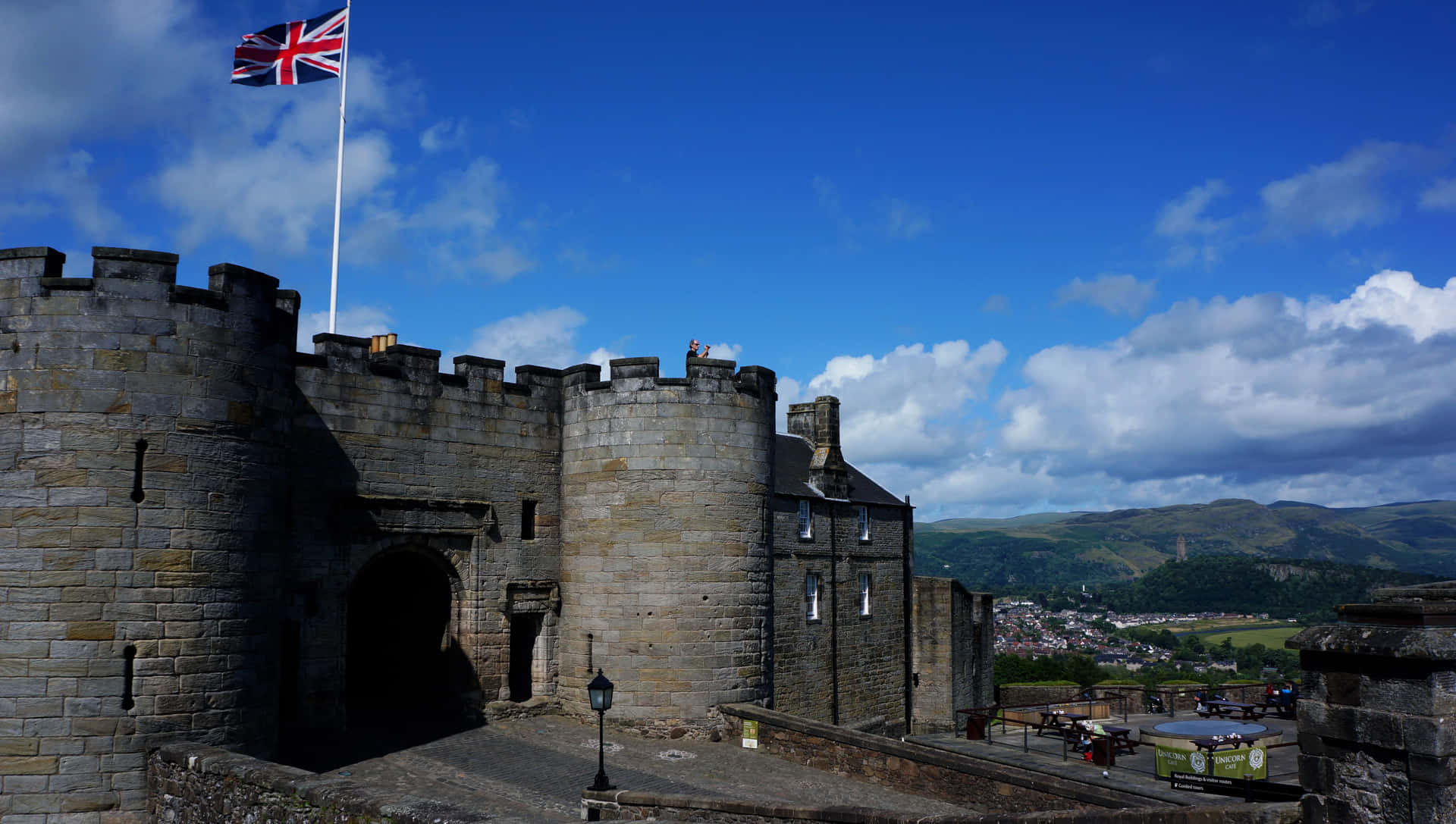 1920x1087 Download Uk Flag On Sterling Castle Wallpaper