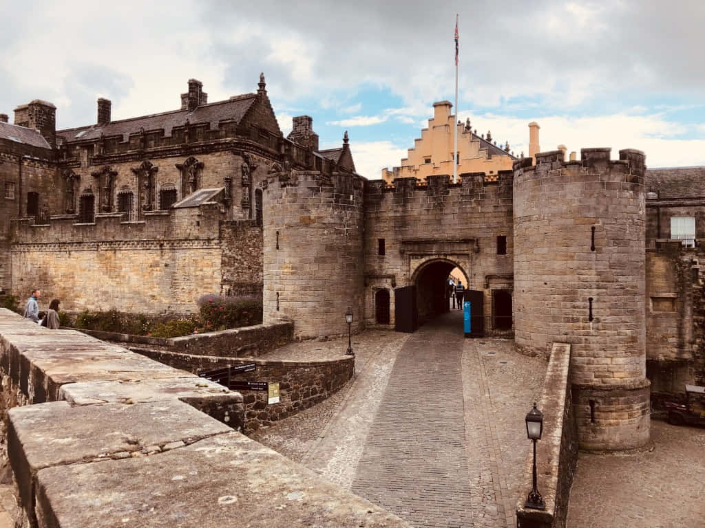 1024x768 Download Sterling Castle From Elevated Pathway Wallpaper