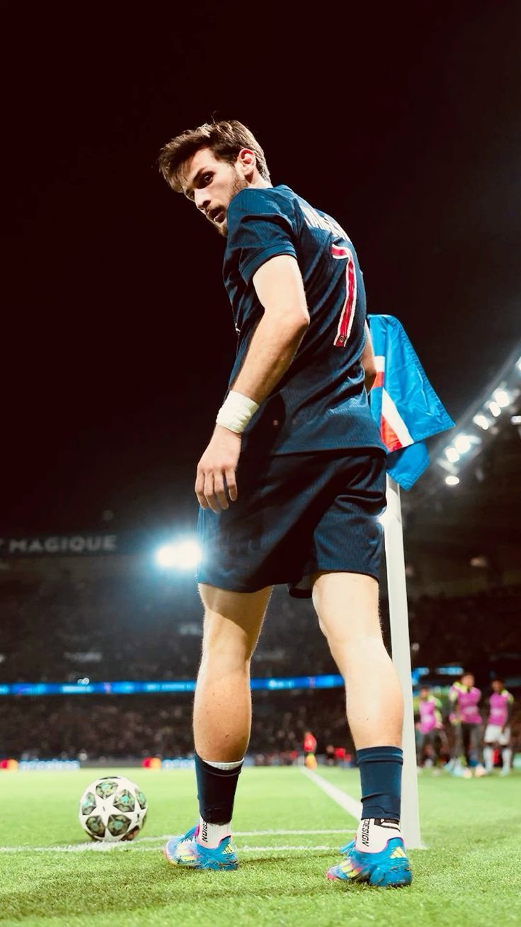 736x1308 Khvicha Kvaratskhelia.. PSG