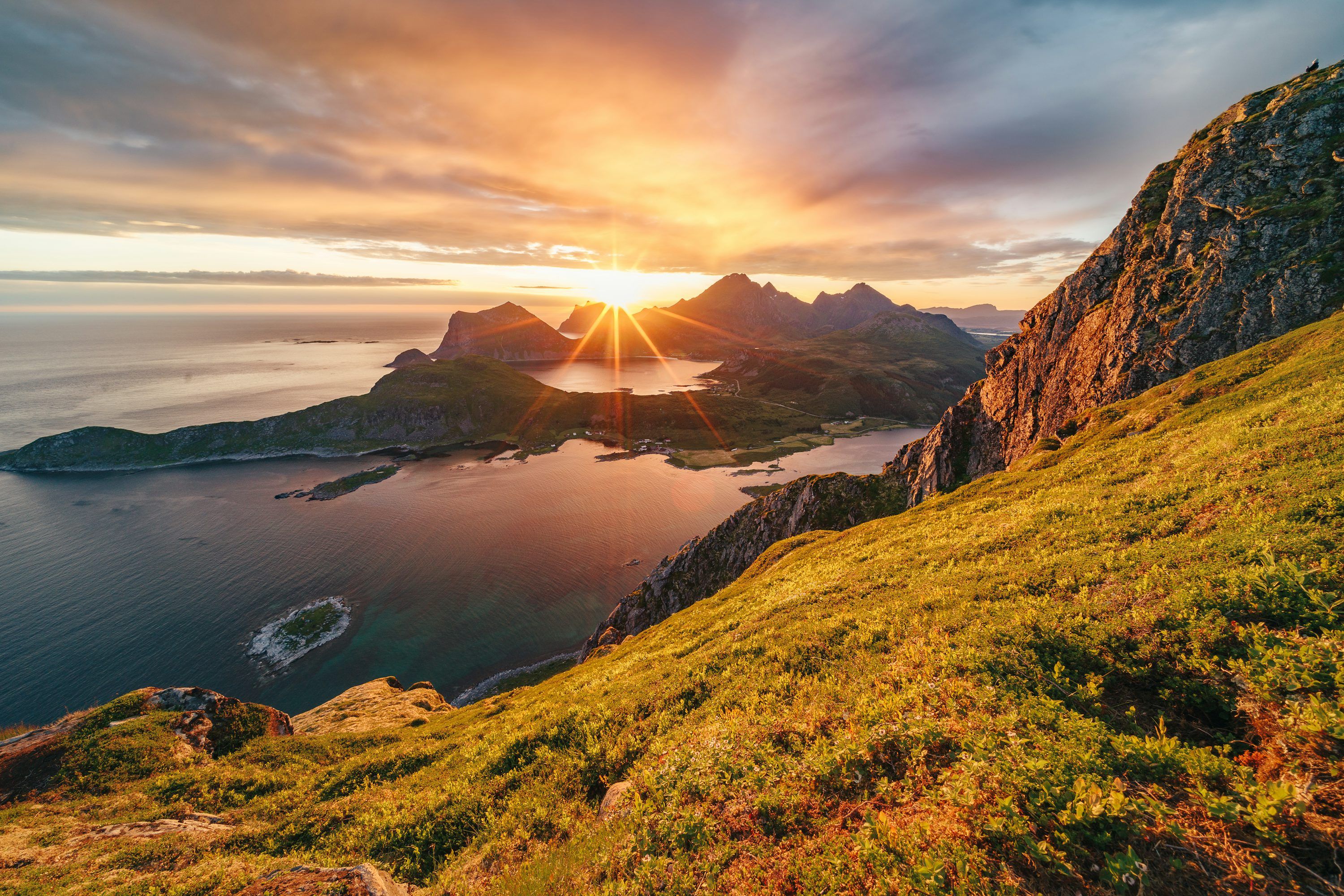 3000x2001 The sun is setting over a grassy hill photo