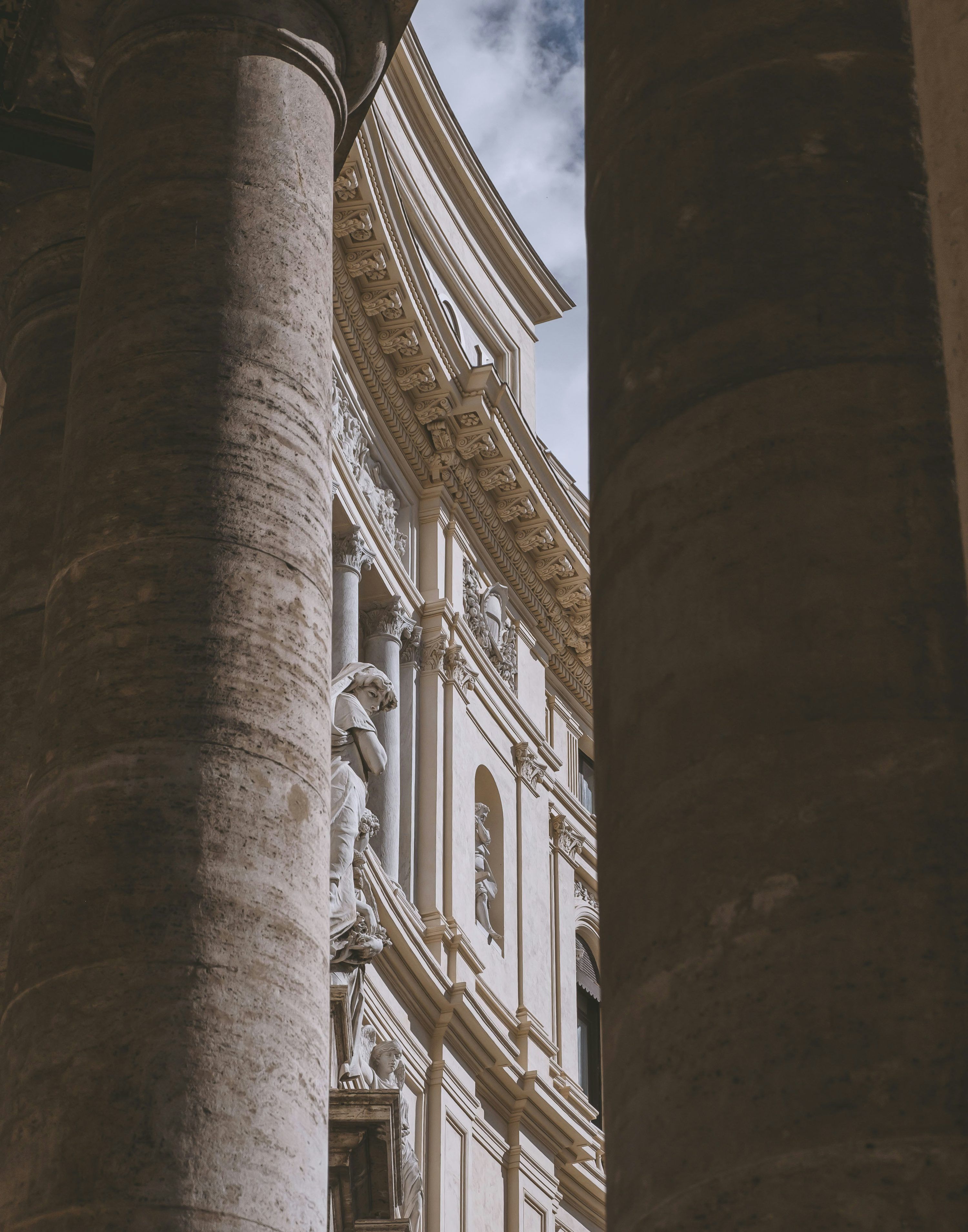 3000x3815 The pantheon's columns are seen from a low angle. photo