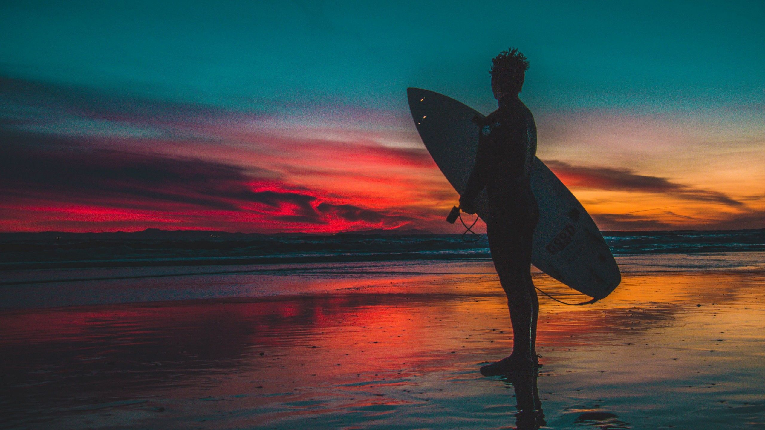 2560x1440 Surfer Surfing Shore Sunset Twilight 4K HD Creative Wallpaper