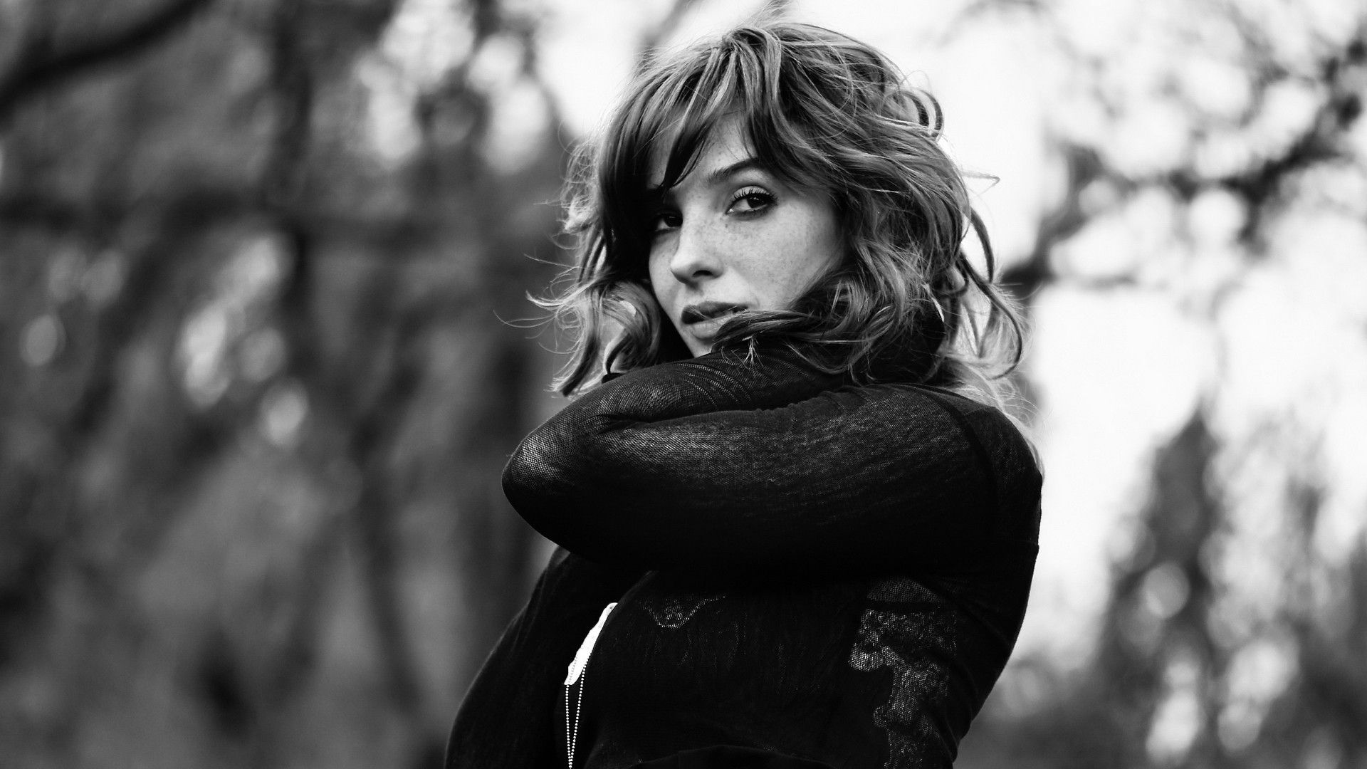 1920x1080 Vica Kerekes: Stunning Black & White HD Woman Wallpaperx1080