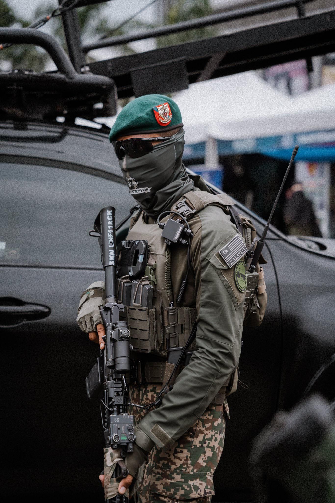 1366x2048 Malaysian Army GGK Commando at a public demonstration [1366 x 2048]