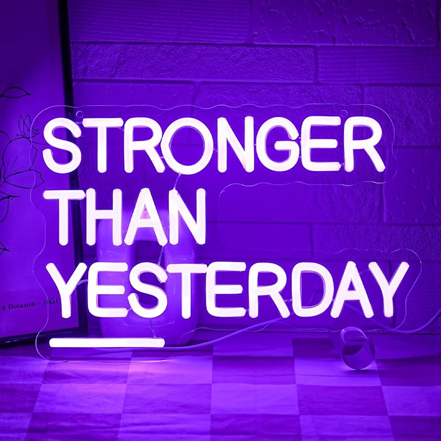 894x894 LMSIGNLY Stronger Than Yesterday Neon Schild für Wanddekoration Gym Neon Licht Lila Buchstabe LED Neon schild Dimmbare USB betriebene LED schilder für Home Gym Fitness Club Klassenzimmer : Amazon.de: Beleuchtung