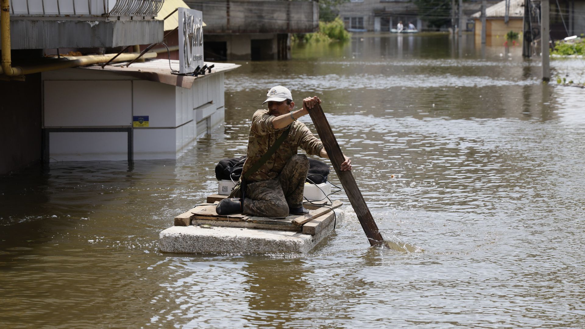 1920x1080 Ukraine Says Russia Shelled Flood Hit Kherson After Zelensky Visit