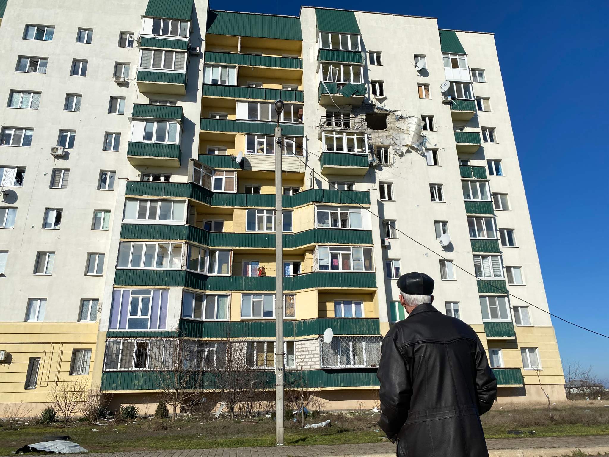 2048x1536 Ukraine: After losing Kherson, Russia tries to destroy it